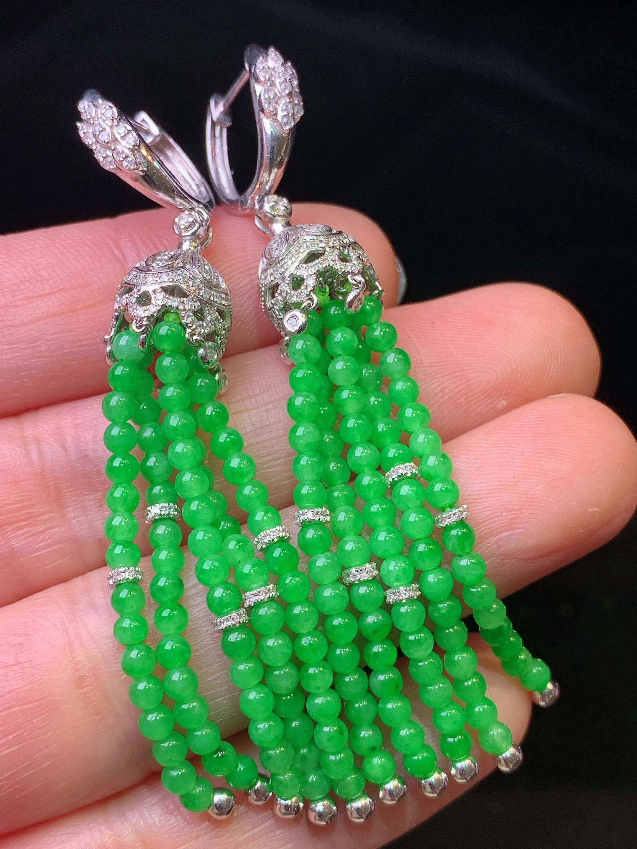 18k金钻镶嵌翠绿小米珠耳坠 玉质细腻 色泽清新艳丽 裸石尺寸2.8