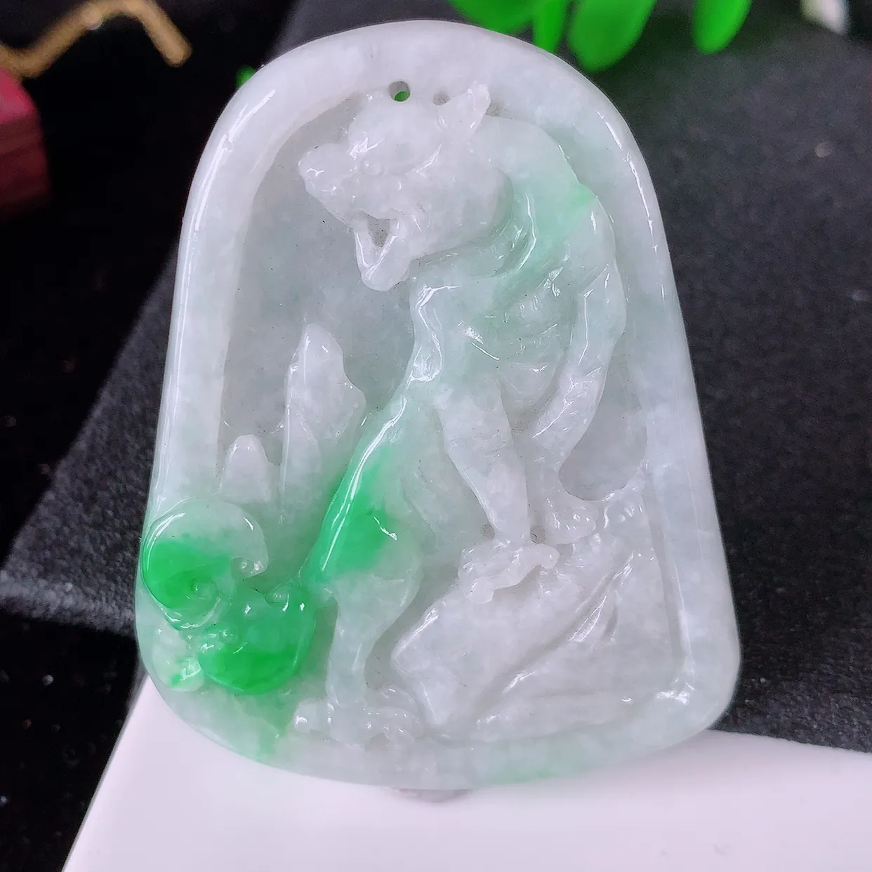 自然光实拍，冰润飘绿翡翠生肖虎牌吊坠，翠色灵动，佩戴效果时尚出众，尽显气质， 玉质细腻， 美感十足。#05.13