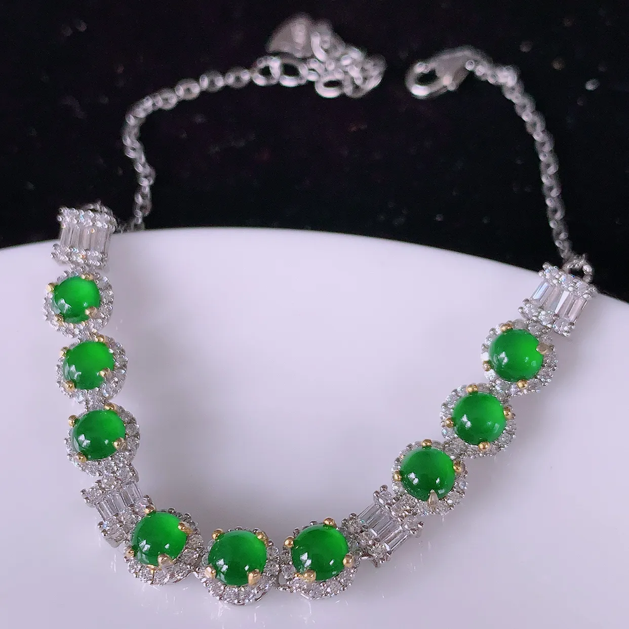 冰透满绿翡翠925银镶嵌手链，自然光实拍，翠色灵动，颜色漂亮，种老水足，品相佳，佩戴佳品！#97.16取一整体5.8*5.8*4.8 裸石3.8*3.8mm