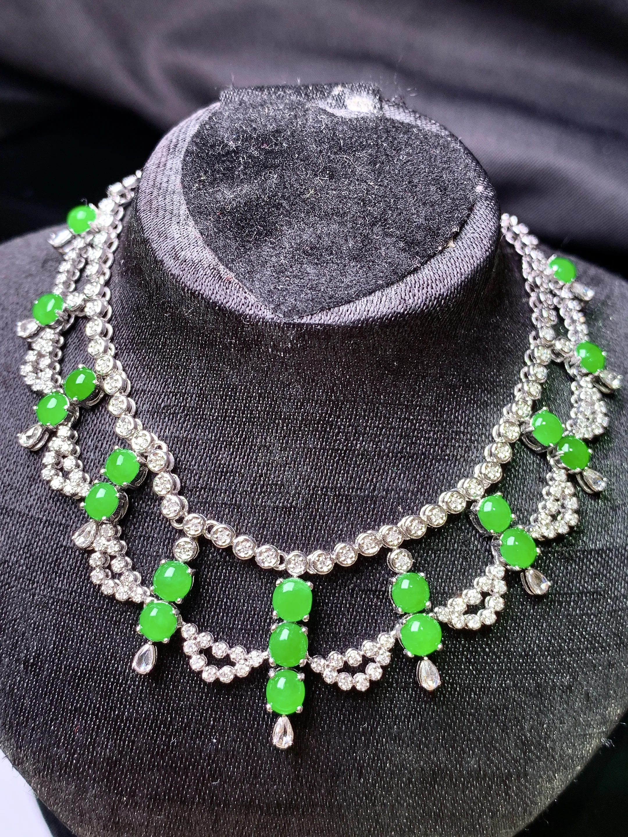 18k金钻镶嵌满绿蛋面锁骨项链  玉质细腻 色泽清新艳丽 整体尺寸3.5*2.3