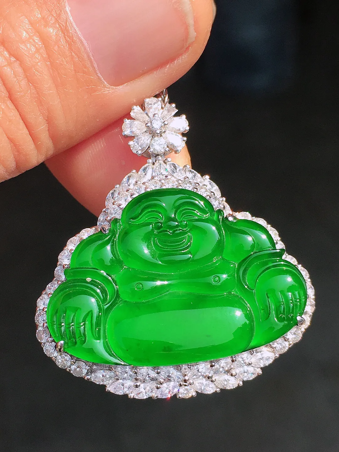 满绿佛公吊坠，色泽均匀艳丽，玉质细腻，荧光感超
强，饱满圆润，尽显优雅气质，18k
金豪华镶嵌