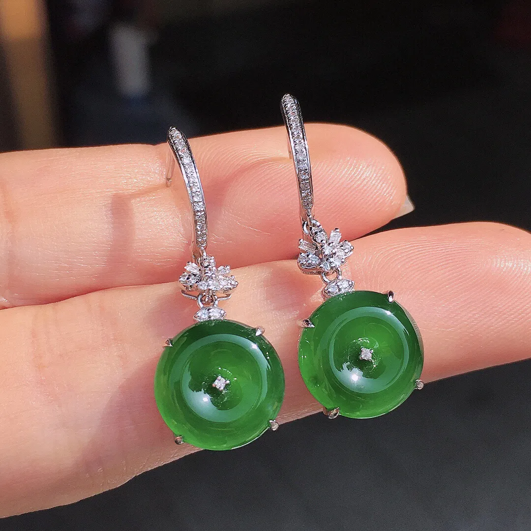 满绿平安扣耳坠，色泽均匀艳丽，玉质细腻，荧光感超
强，饱满圆润，尽显优雅气质，18k
金豪华镶嵌