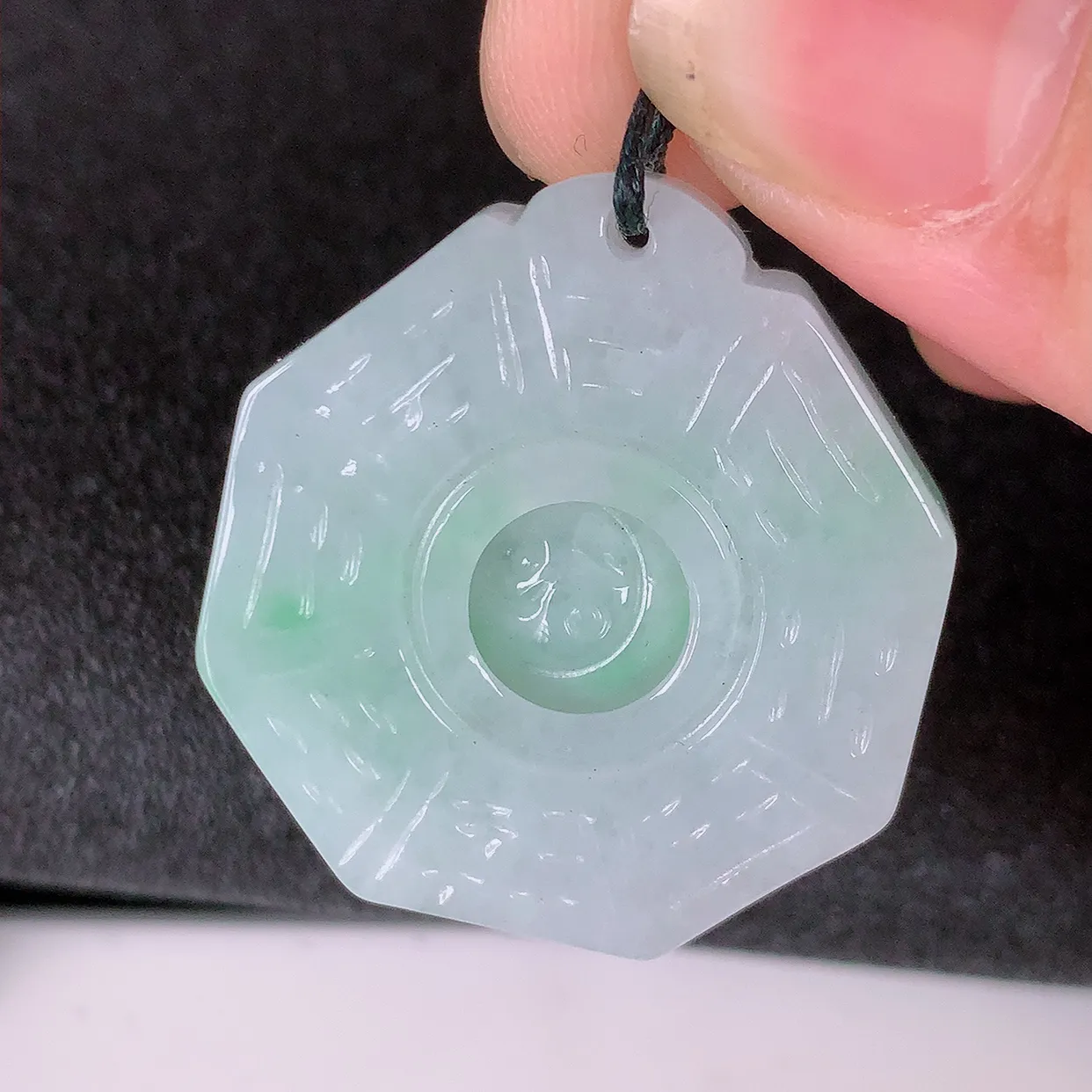 自然光实拍，水润飘绿翡翠招财八卦吊坠，翠色灵动，玉质细腻，颜色漂亮，品相佳佩戴佳品！#46.22