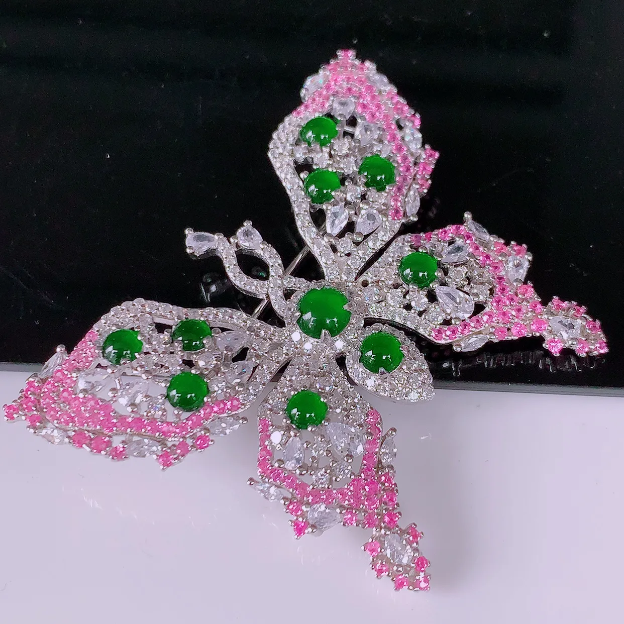 冰透满绿翡翠925银镶嵌蝴蝶胸针，自然光实拍，翠色灵动，颜色漂亮，种老水足，品相佳，佩戴佳品！#97.22整体50*40*7.5 裸石 4.5*4.5