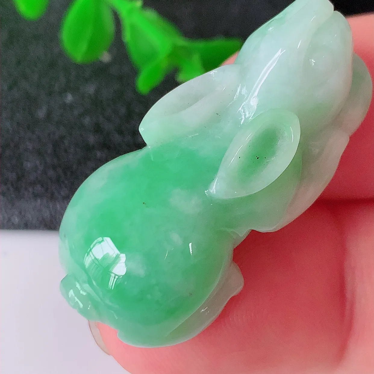 自然光实拍，水润飘绿翡翠生肖玉兔吊坠，翠色灵动，玉质细腻，颜色漂亮， 品相佳， 佩戴佳品！#87.16