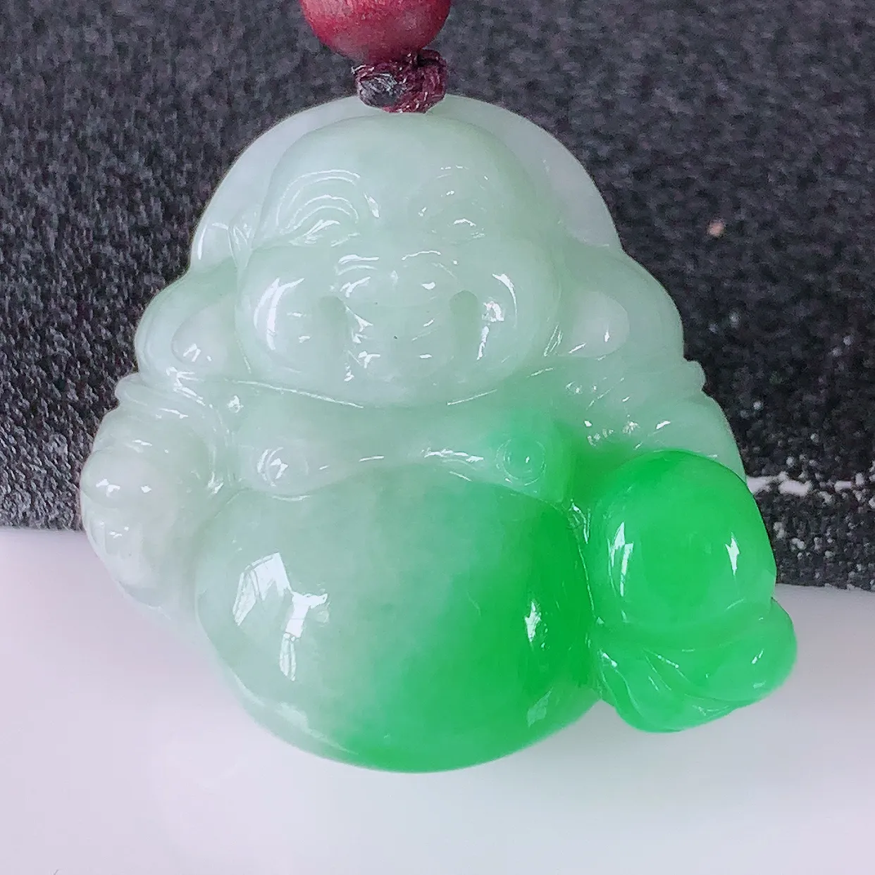 自然光实拍，冰润飘阳绿翡翠佛公吊坠，开心笑佛，种老水足，颜色漂亮， 立体饱满圆润， 佩戴效果赞#46.16