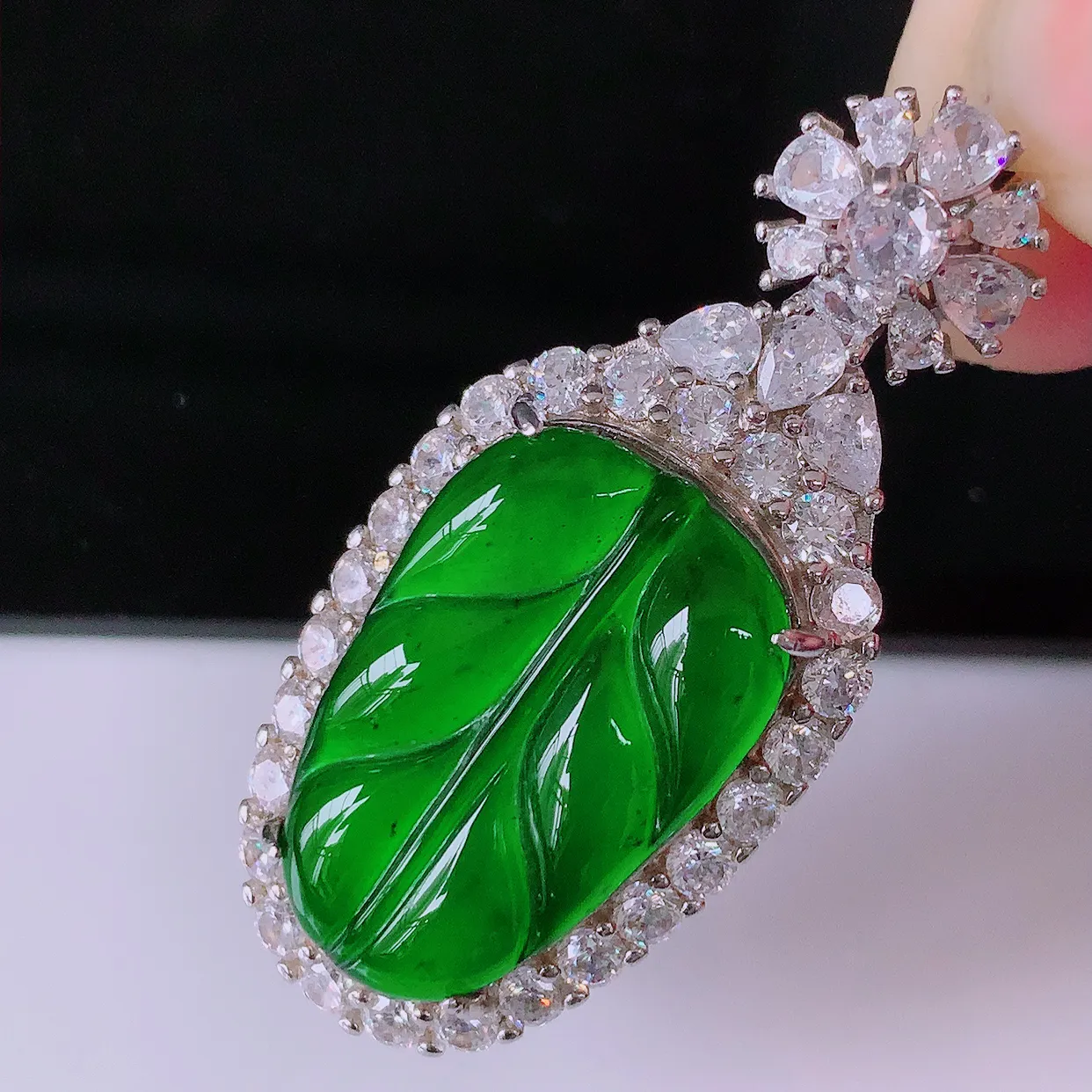 冰透满绿翡翠925银镶嵌叶子吊坠，自然光实拍，翠色灵动，颜色漂亮，种老水足，品相佳，佩戴佳品！#97.22整体44.5*20.5*10.5裸石24.5*15.5mm