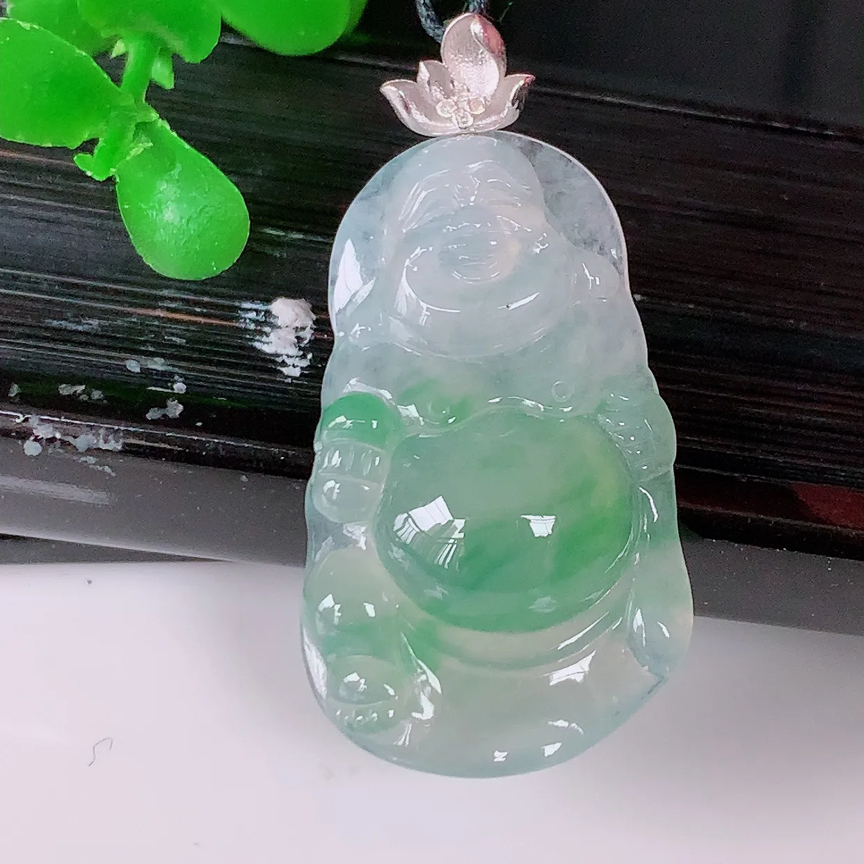 自然光实拍，18K金镶嵌冰种飘绿翡翠逍遥布袋佛吊坠，代代有钱，水足丰盈，盈满欢喜， 配戴送礼佳品！#1.22整体32.8裸石28*17*5.5