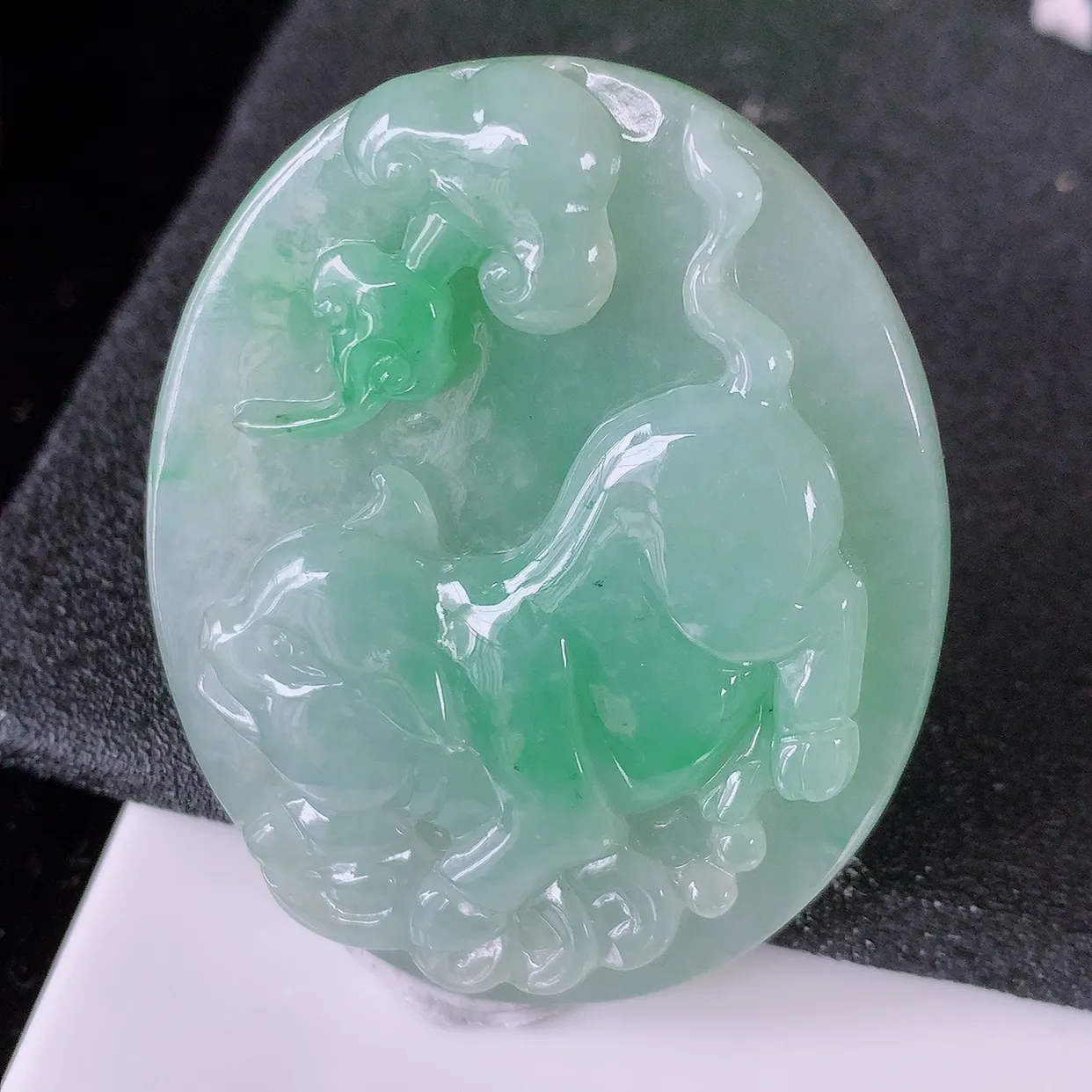 自然光实拍，冰润飘绿翡翠生肖猪牌吊坠，翠色灵动，佩戴效果时尚出众，尽显气质， 玉质细腻， 美感十足。#05.13