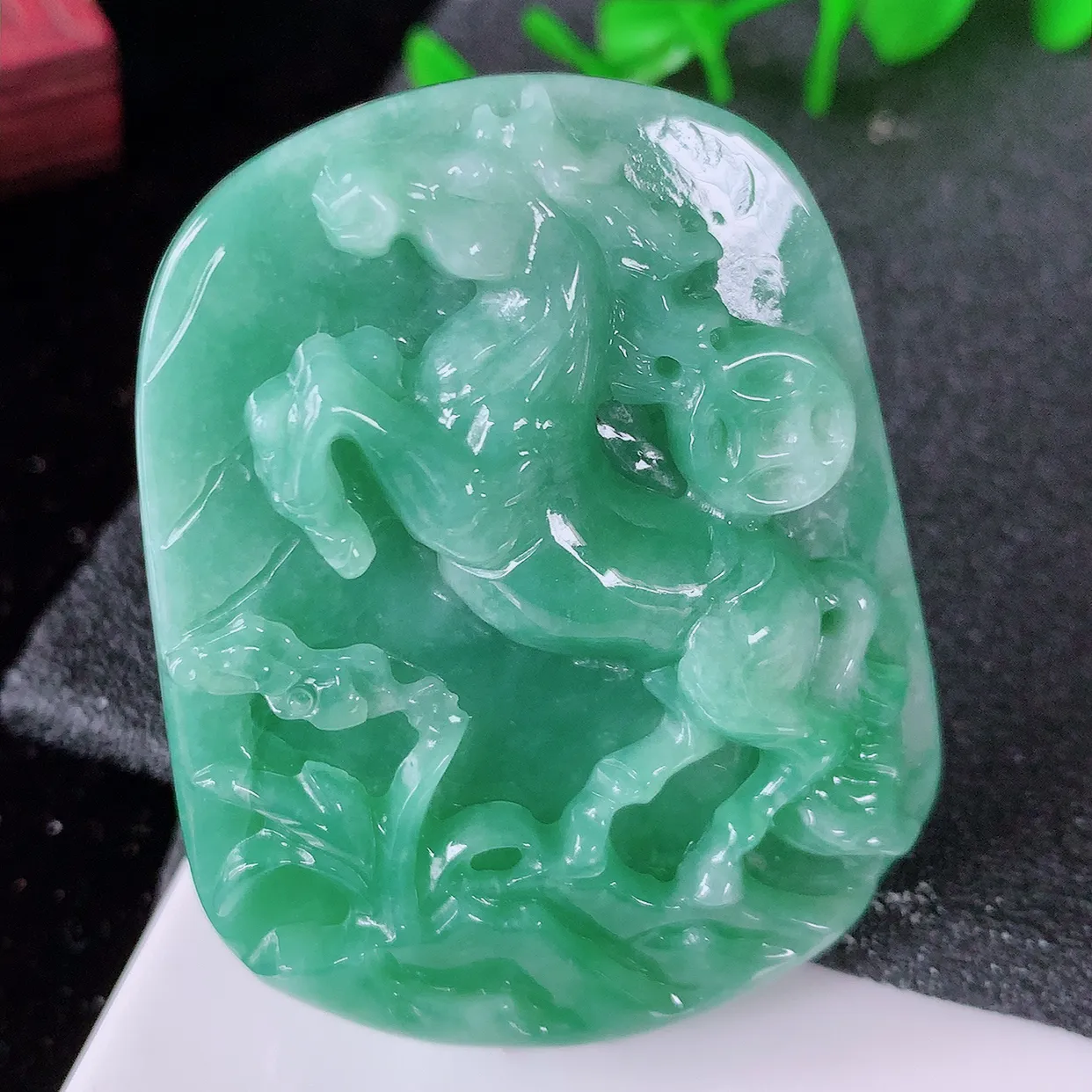 自然光实拍，冰润满绿翡翠生肖马牌吊坠，翠色灵动，佩戴效果时尚出众，尽显气质， 玉质细腻， 美感十足。#05.13