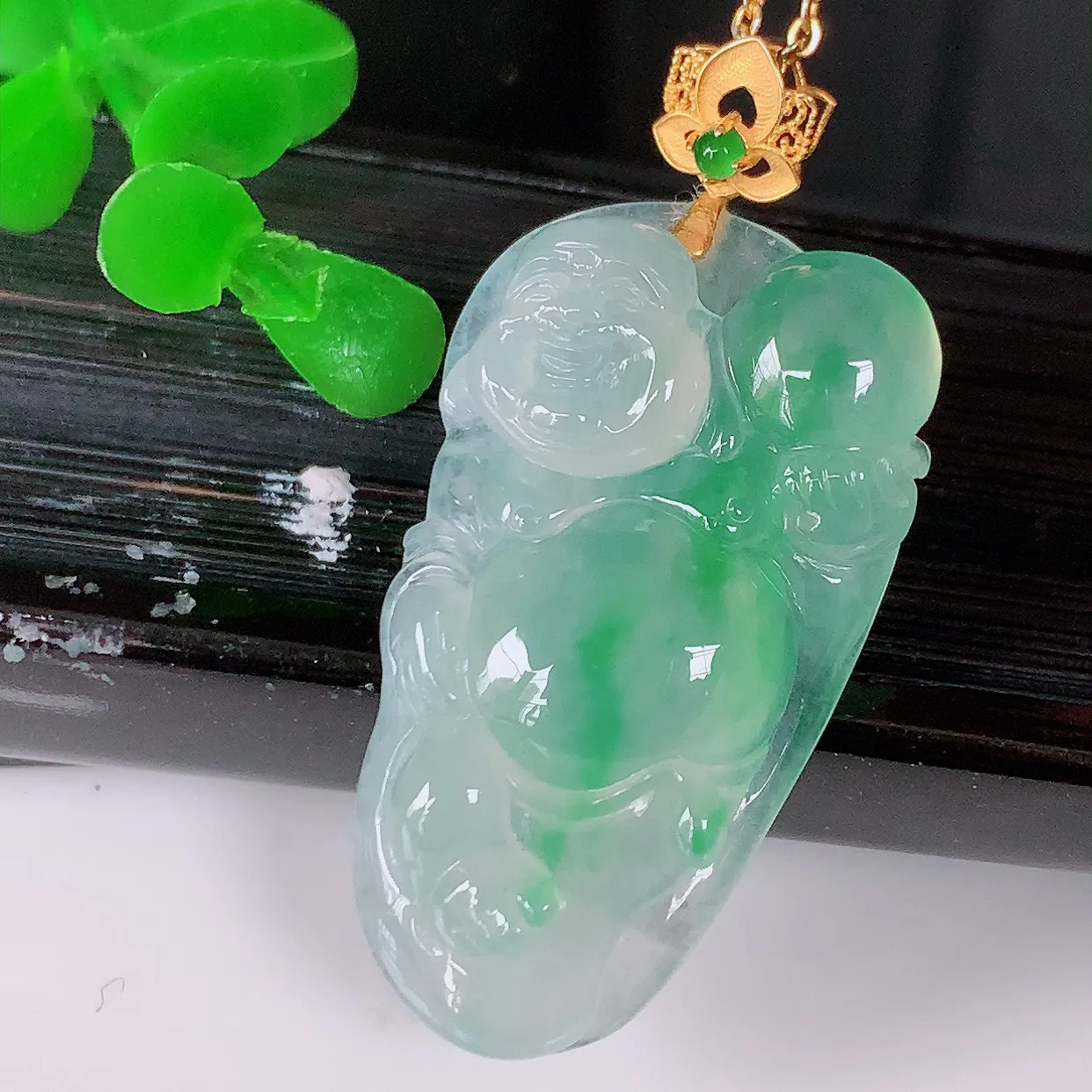 自然光实拍，18K金镶嵌冰种飘绿翡翠逍遥布袋佛吊坠，代代有钱，水足丰盈，盈满欢喜， 配戴送礼佳品！#