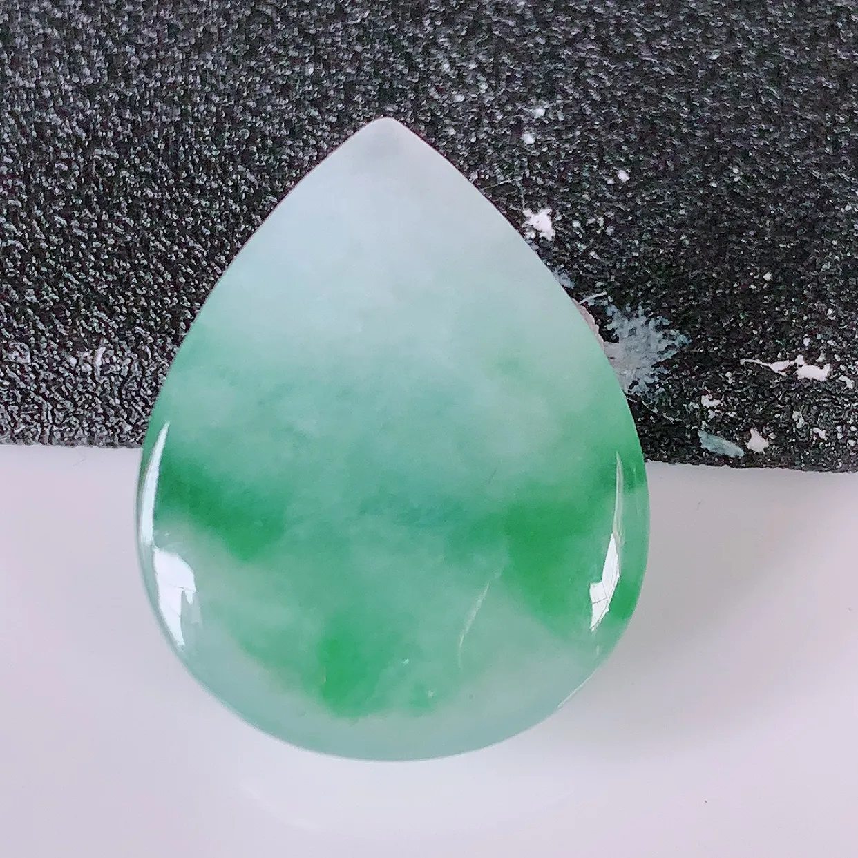 自然光实拍，冰飘花翡翠水滴戒面，蛋面，翠色灵动，玉质细腻，颜色漂亮，品相佳， 镶嵌更靓， 佩戴佳品！#94.16