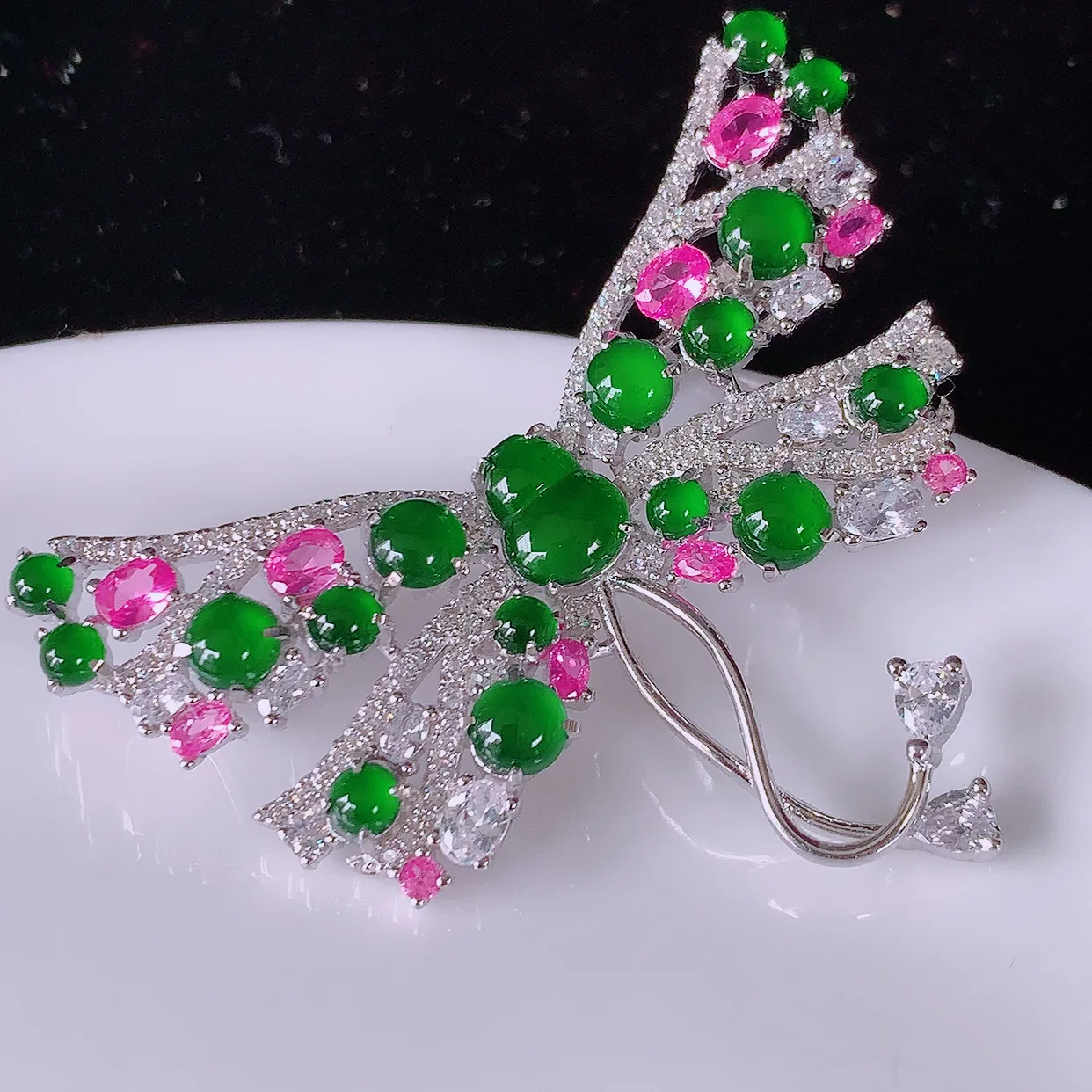 冰透满绿翡翠925银镶嵌蝴蝶结胸针，自然光实拍，翠色灵动，颜色漂亮， 种老水足，品相佳，佩戴佳品！#97.16整体48*30*9.5 葫芦裸石8*6