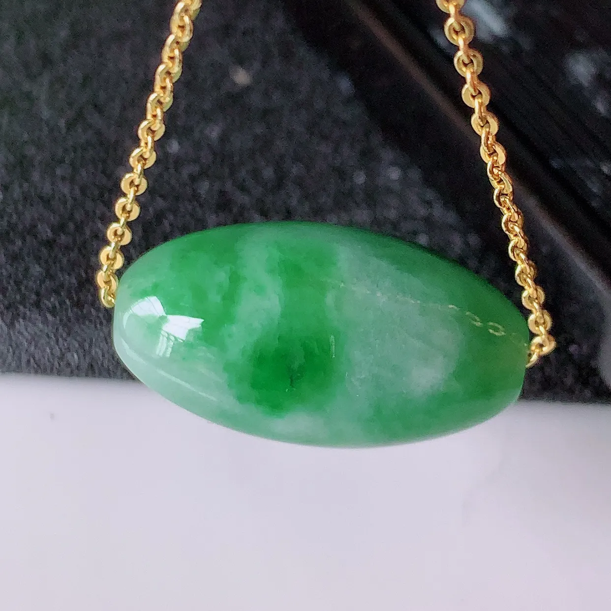 自然光实拍，冰润飘绿翡翠路路通吊坠，寓意时来运转、财源滚滚，款式新颖时尚， 日常百搭的款！ 配图银链#94.16