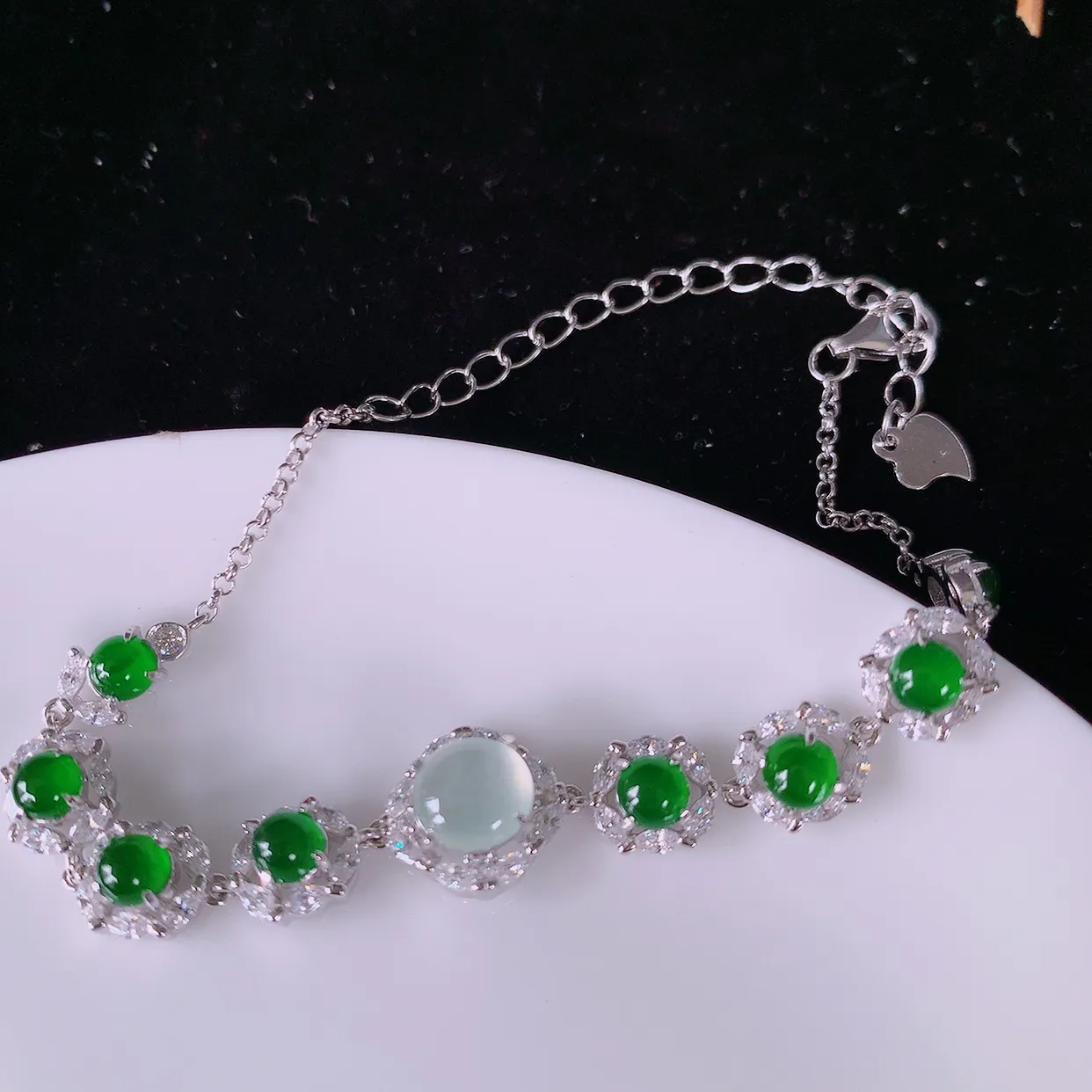 冰透满绿翡翠925银镶嵌手链，自然光实拍，翠色灵动，颜色漂亮，种老水足，品相佳，佩戴佳品！#97.16取一整体10.5*10.5*6裸石 6.8*6.8mm