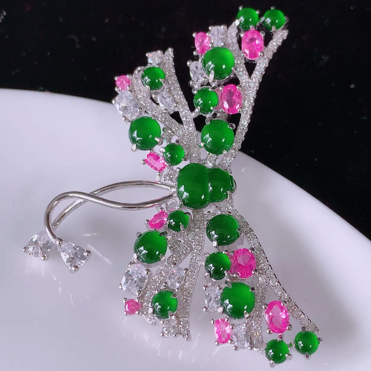 冰透满绿翡翠925银镶嵌蝴蝶结胸针，自然光实拍，翠色灵动，颜色漂亮， 种老水足，品相佳，佩戴佳品！#97.16整体48*30*9.5 葫芦裸石8*6