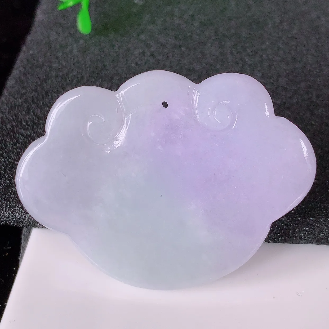 自然光实拍，冰润紫罗兰翡翠生肖猪牌吊坠，翠色灵动，佩戴效果时尚出众，尽显气质， 玉质细腻， 美感十足。#05.13