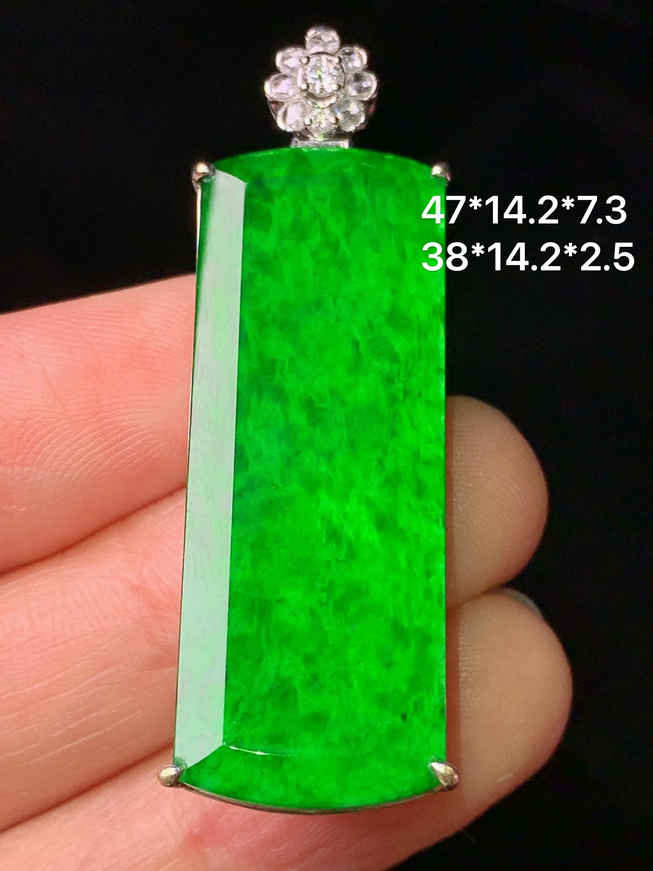 18k金钻镶嵌翠绿无事牌吊坠 玉质细腻 色泽清新艳丽 整体尺寸47*14.2*7.3