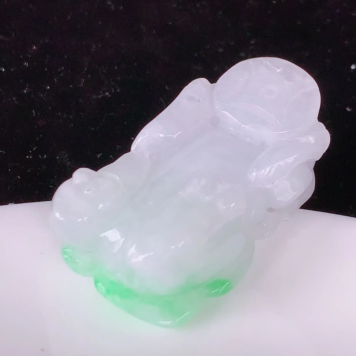 自然光实拍，飘绿翡翠招财貔貅吊坠，民间有“一摸貔貅运程旺盛，再摸貔貅财运滚滚三摸貔貅平步青云 ”的美好祝愿。#81.22