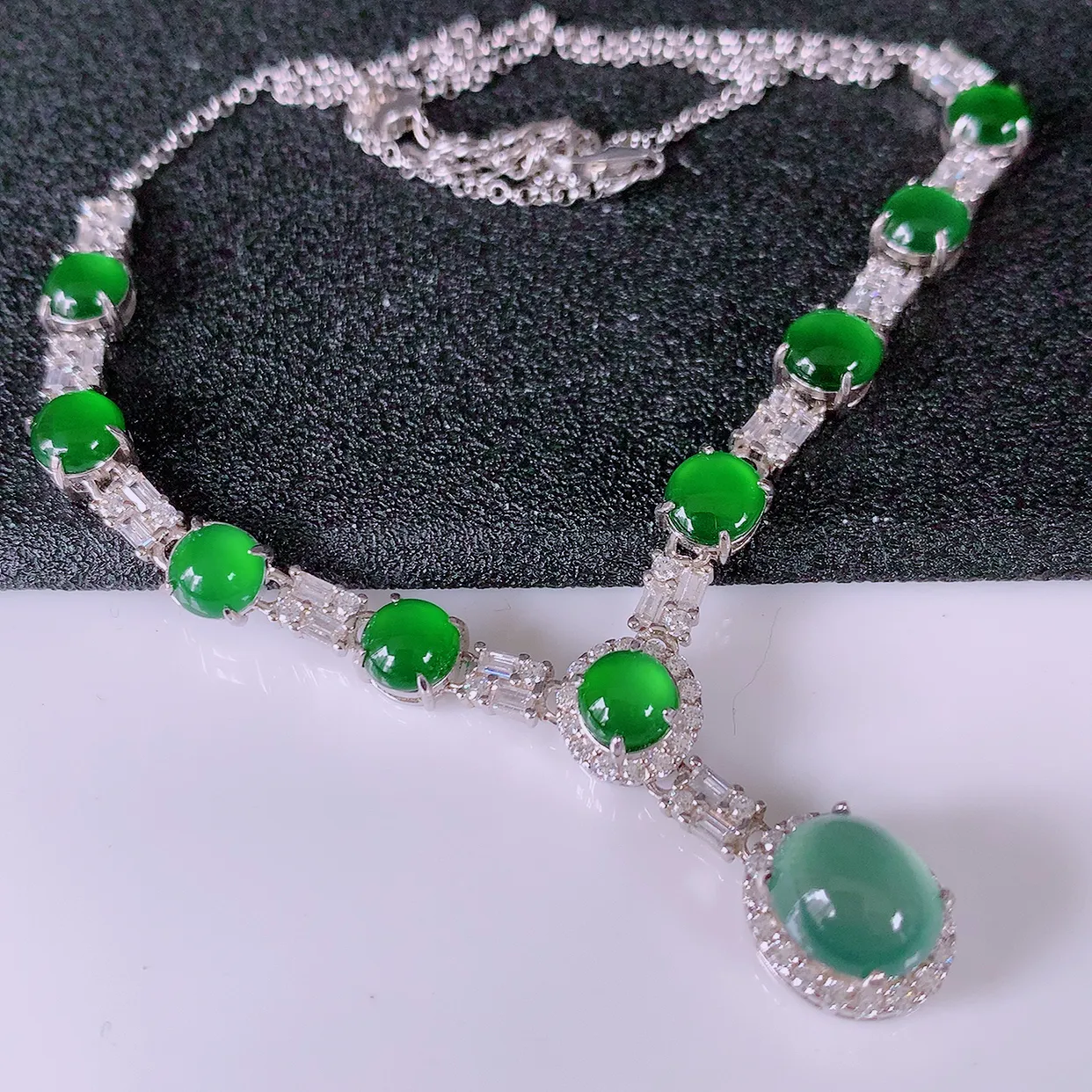 冰透满绿翡翠925银镶嵌项链，自然光实拍，翠色灵动，颜色漂亮，种老水足，品相佳，佩戴佳品！#97.16取一整体11.5-10-8.8 裸石8.8*8mm
