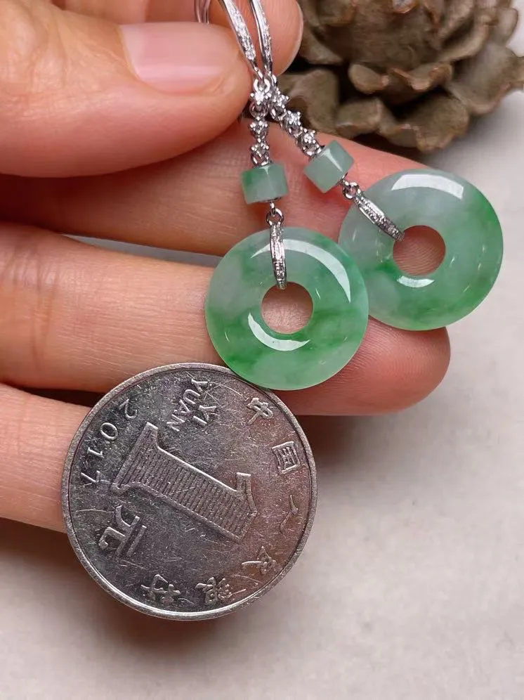 冰糯种飘绿平安扣耳坠、真金真钻镶嵌，种水好，玉质细腻 .裸石尺寸 14.7.