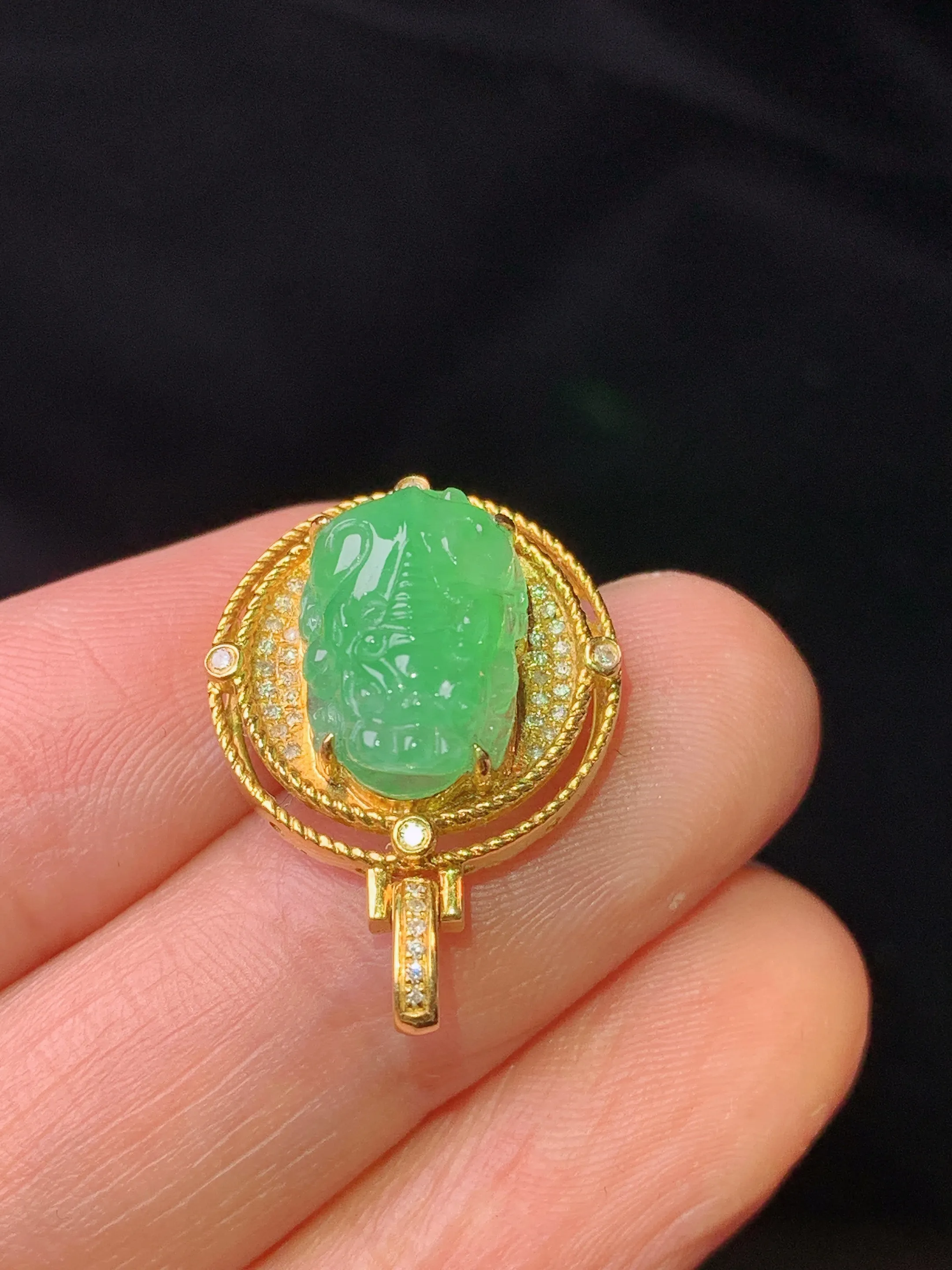 18k金钻镶嵌翠绿貔貅吊坠 玉质细腻 色泽清新艳丽 整体尺寸22.2*16.1*9.6