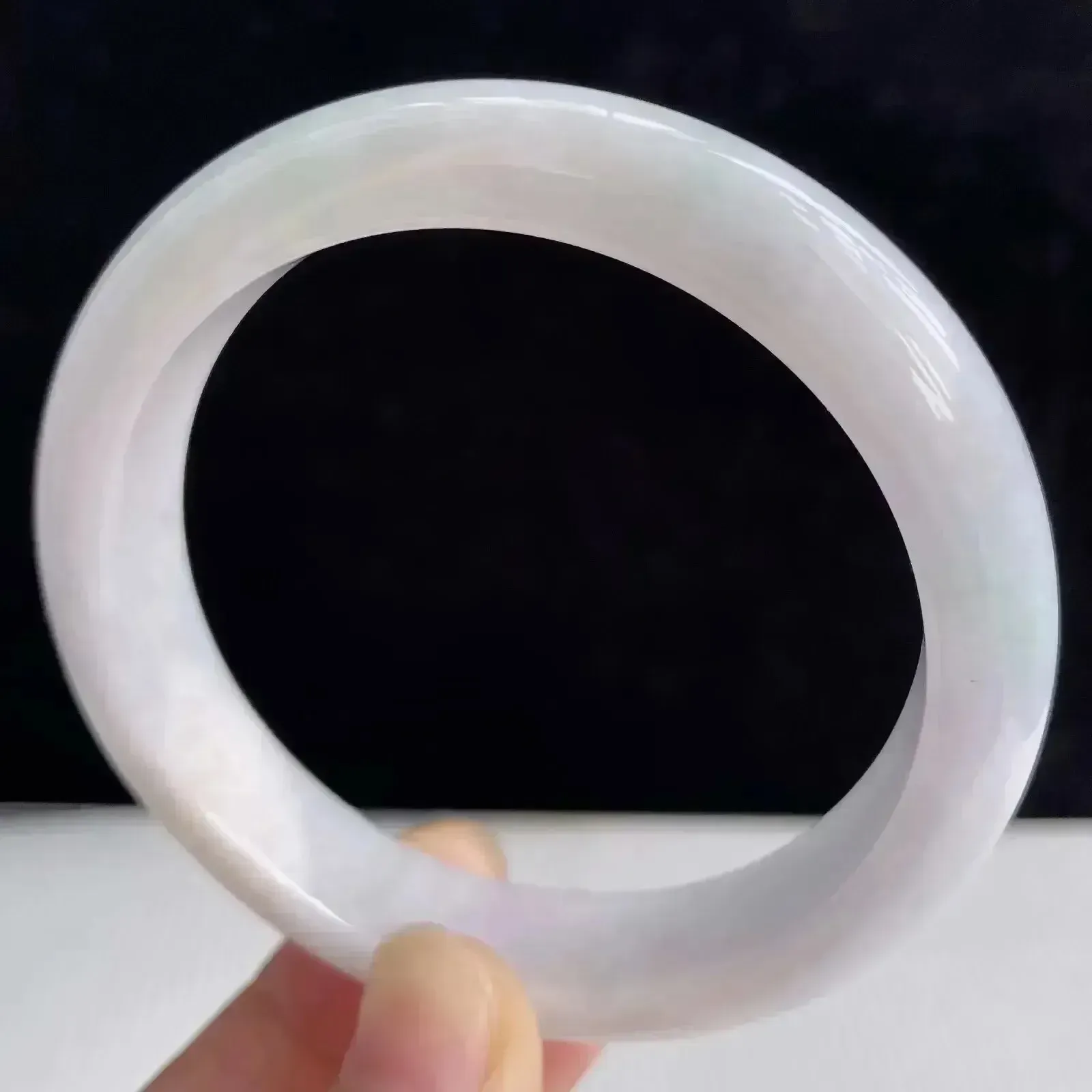 天然翡翠A货拍卖浅绿秀气56圈口玉手镯 50.89克