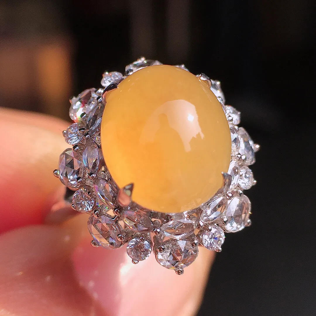 黄翡蛋面戒指，色泽均匀艳丽，玉质细腻，荧光感超
强，饱满圆润，尽显优雅气质，18k
金豪华镶嵌