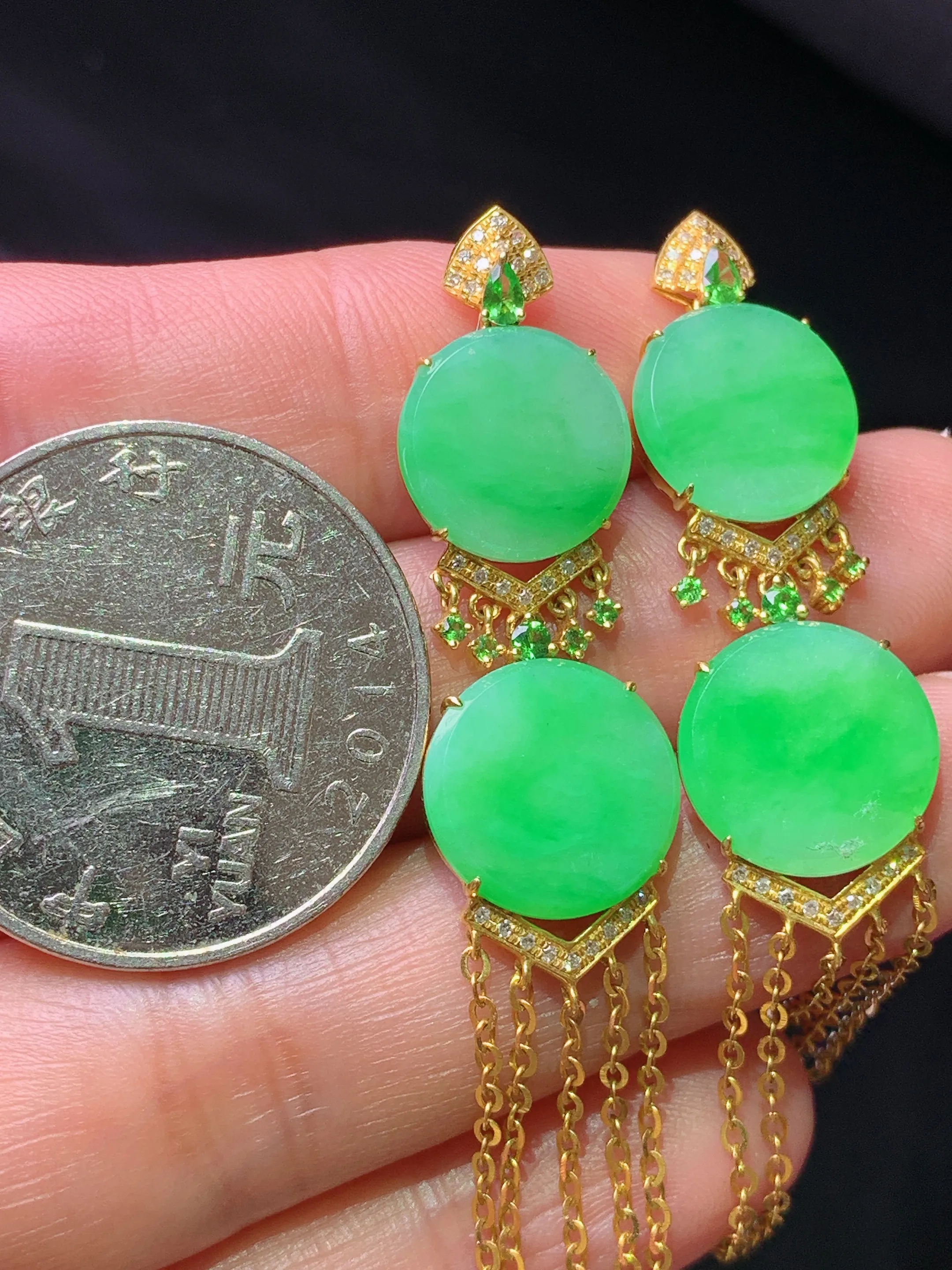 18k金钻镶嵌翠绿圆牌组合耳坠 玉质细腻 色泽清新艳丽 整体尺寸62.5*12*3.7