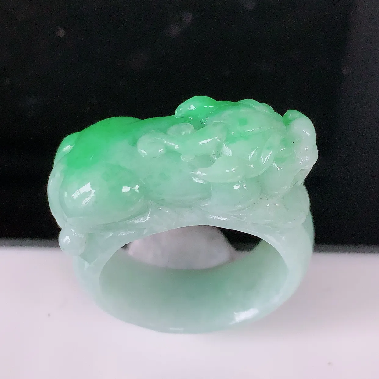 自然光实拍，飘绿翡翠貔貅扳指，20.2mm内径翡翠扳指，冰润指环，玉扳指，戒指，财源滚滚，玉质细腻起胶，24圈口，种水好！#1.22 尺寸33*20.2*12.5*9