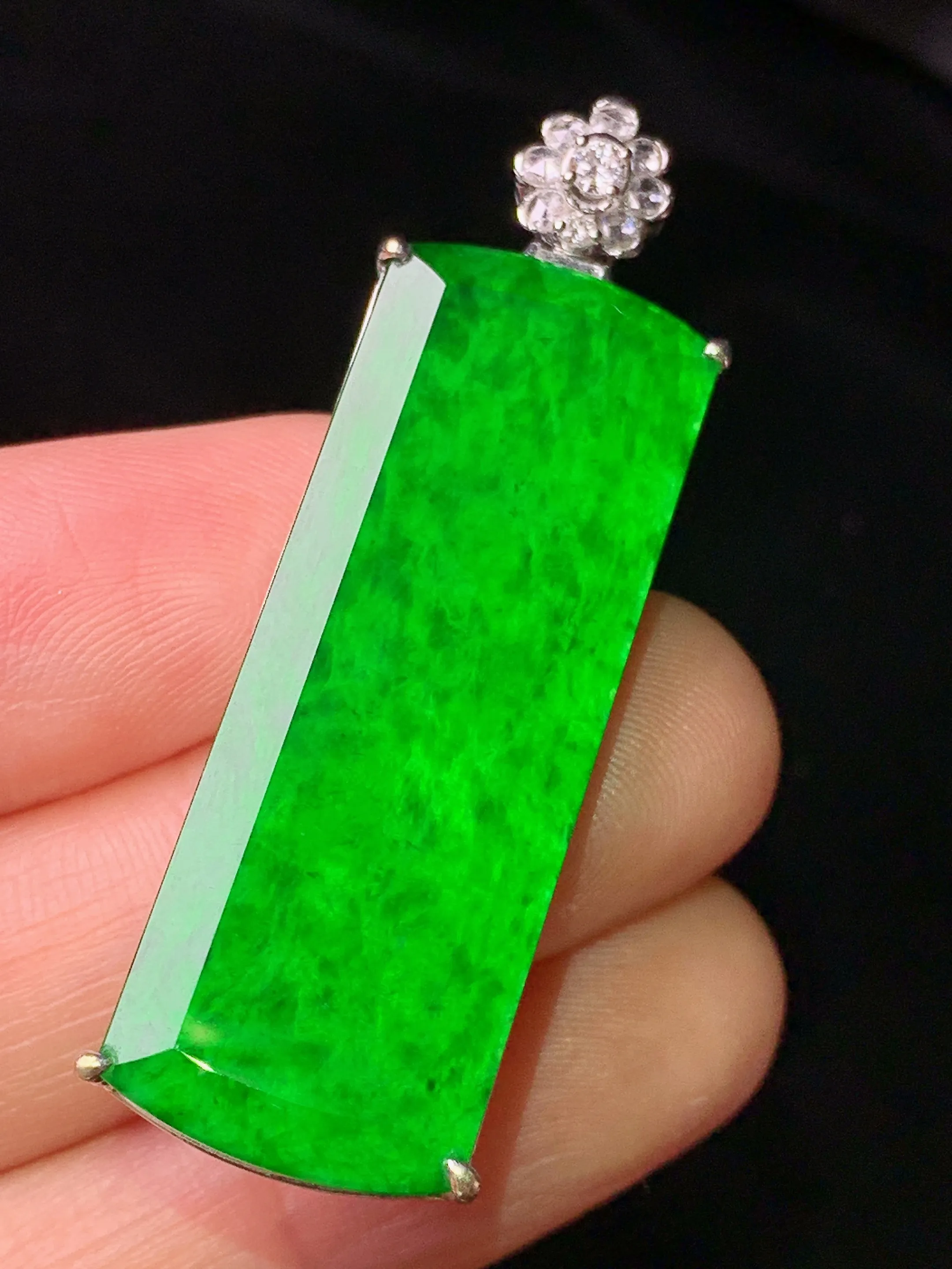 18k金钻镶嵌翠绿无事牌吊坠 玉质细腻 色泽清新艳丽 整体尺寸47*14.2*7.3