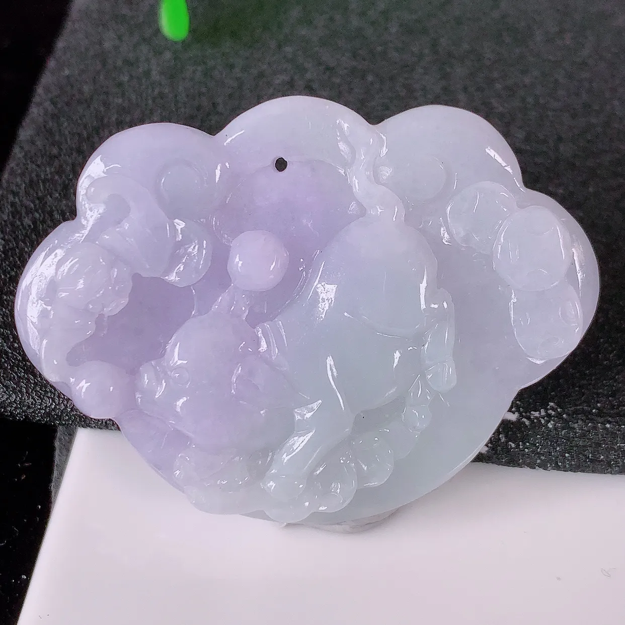 自然光实拍，冰润紫罗兰翡翠生肖猪牌吊坠，翠色灵动，佩戴效果时尚出众，尽显气质， 玉质细腻， 美感十足。#05.13