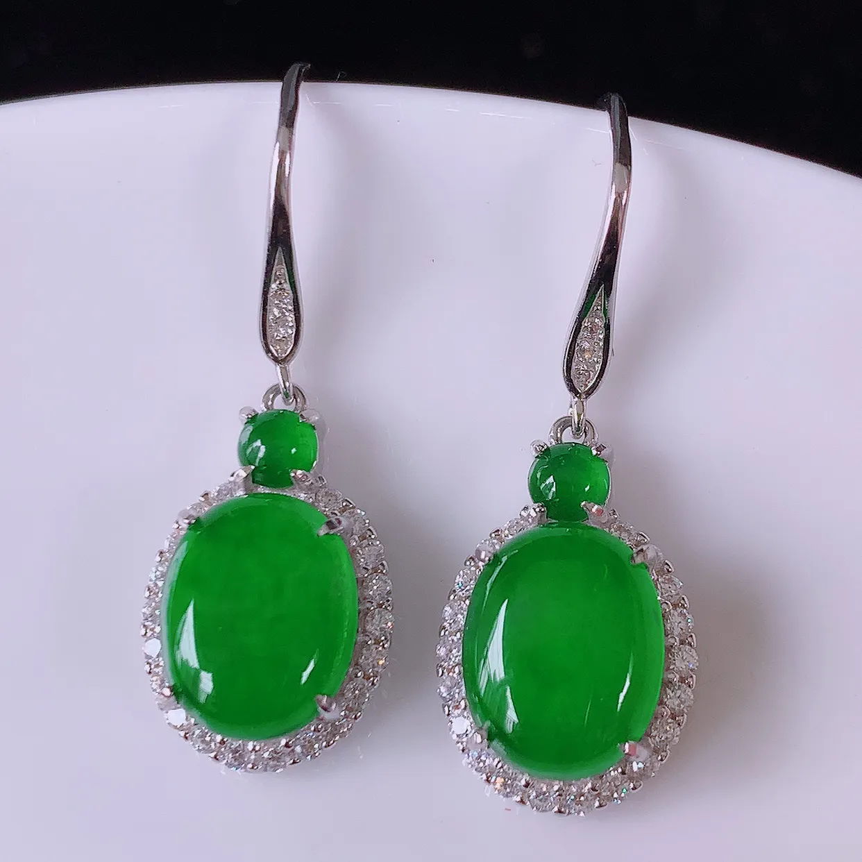 冰透满绿翡翠925银镶嵌耳坠，自然光实拍，翠色灵动，颜色漂亮，种老水足，品相佳，佩戴佳品！#97.1