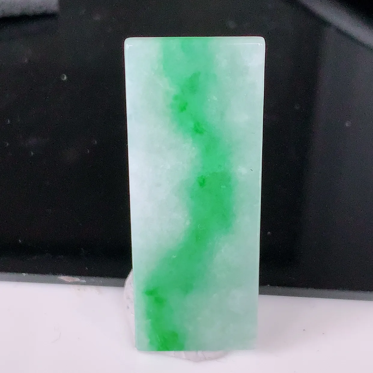 自然光实拍，冰润飘绿翡翠无事牌吊坠，种老水足，雕工精湛 ，寓意美好， 佩戴时尚出众！#05.22