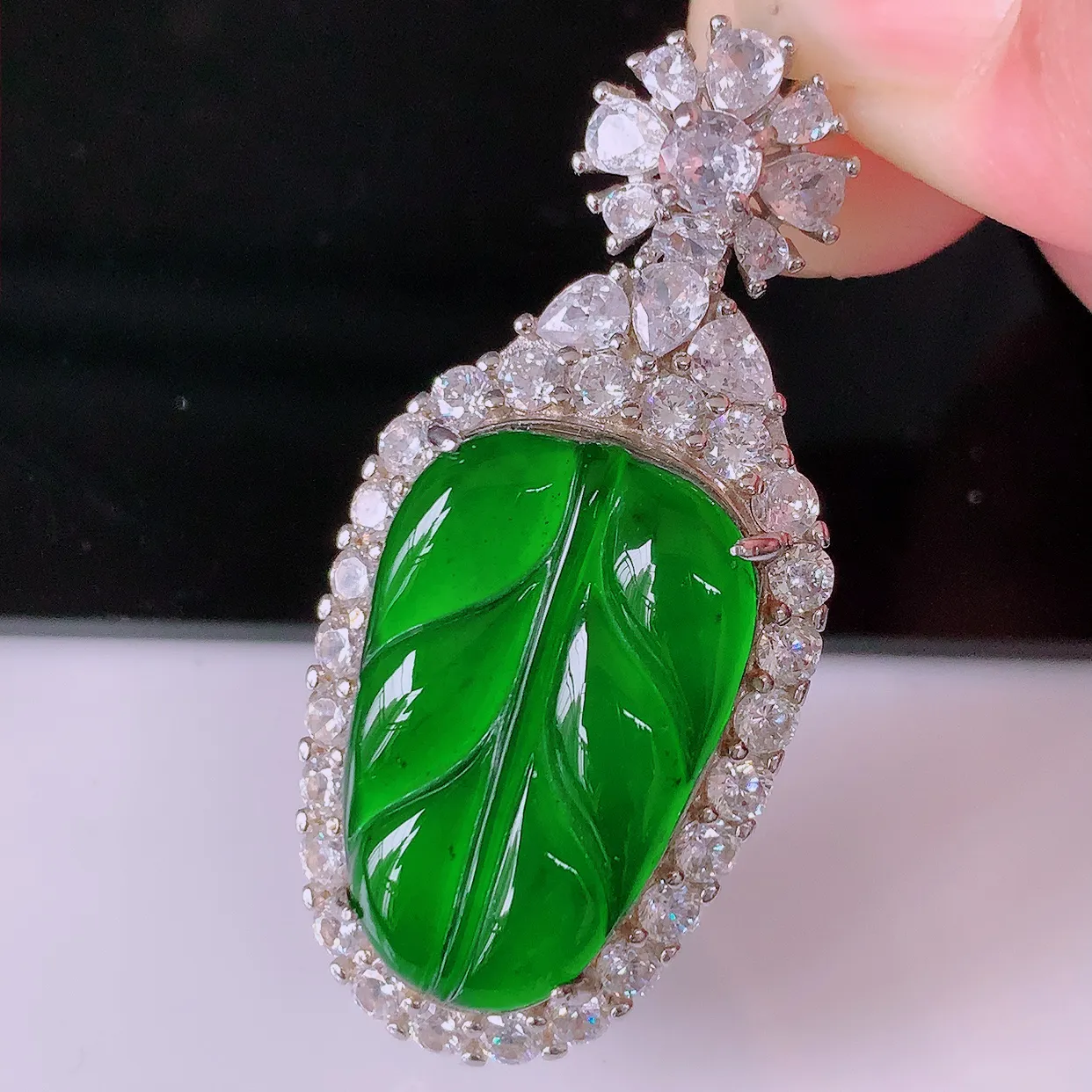 冰透满绿翡翠925银镶嵌叶子吊坠，自然光实拍，翠色灵动，颜色漂亮，种老水足，品相佳，佩戴佳品！#97.22整体44.5*20.5*10.5裸石24.5*15.5mm