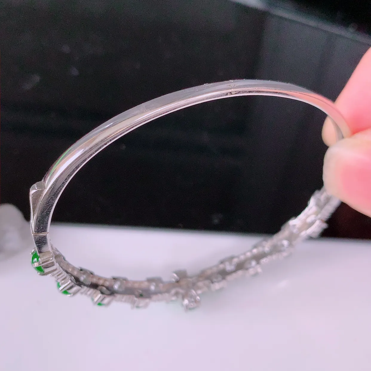 59-60圈口，冰透满绿翡翠925银镶嵌手镯，自然光实拍，翠色灵动，颜色漂亮，种老水足，品相佳，佩戴佳品！#97.22（圈口可调大小）整体59.5*49* 10-5.5