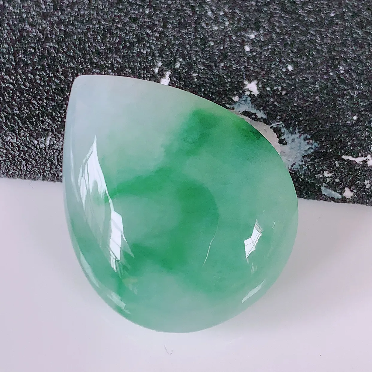 自然光实拍，冰飘花翡翠水滴戒面，蛋面，翠色灵动，玉质细腻，颜色漂亮，品相佳， 镶嵌更靓， 佩戴佳品！#94.16