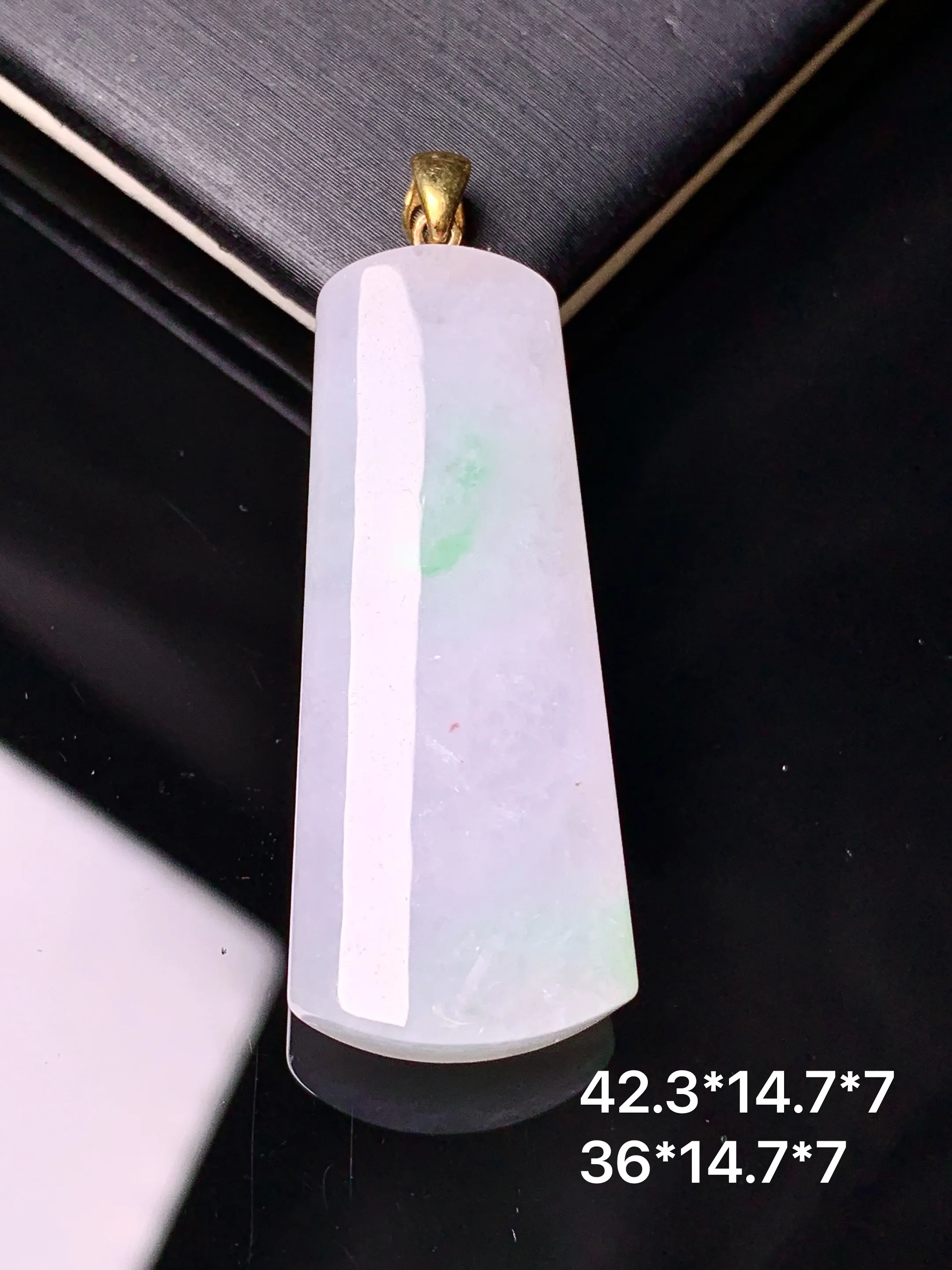 18k金镶嵌飘绿玉柱吊坠 玉质细腻 色泽清新艳丽 整体尺寸42.3*14.7*7