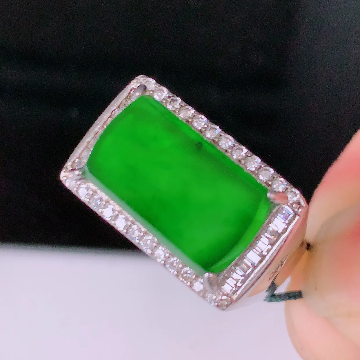 冰透满绿翡翠925银镶嵌马鞍戒指，自然光实拍，翠色灵动，颜色漂亮，种老水足，品相佳，佩戴佳品！#97