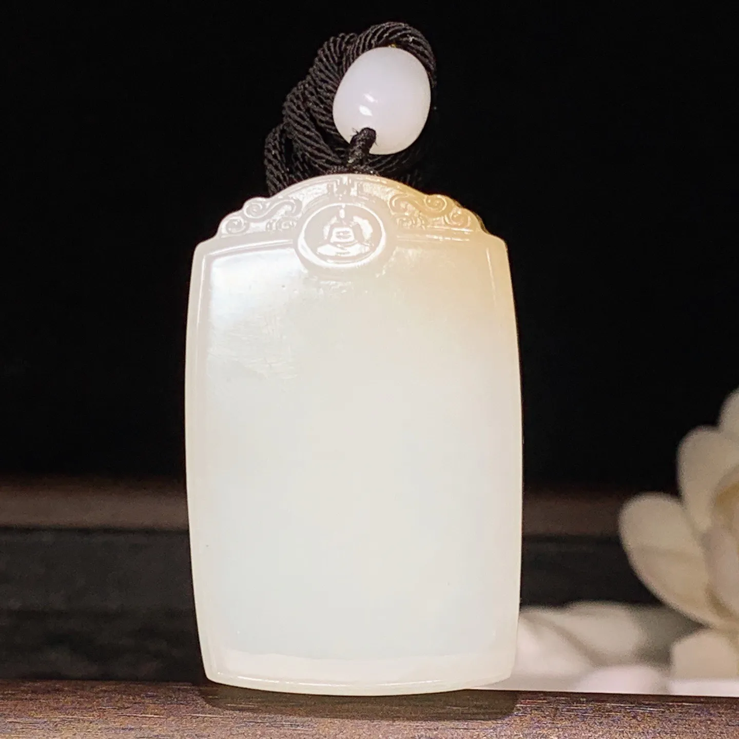 和田玉羊脂白糖料平安无事牌挂件 尺寸47/30/12重48.5克。玉质细腻油润。手推出油。佩戴高端典雅。lt260127