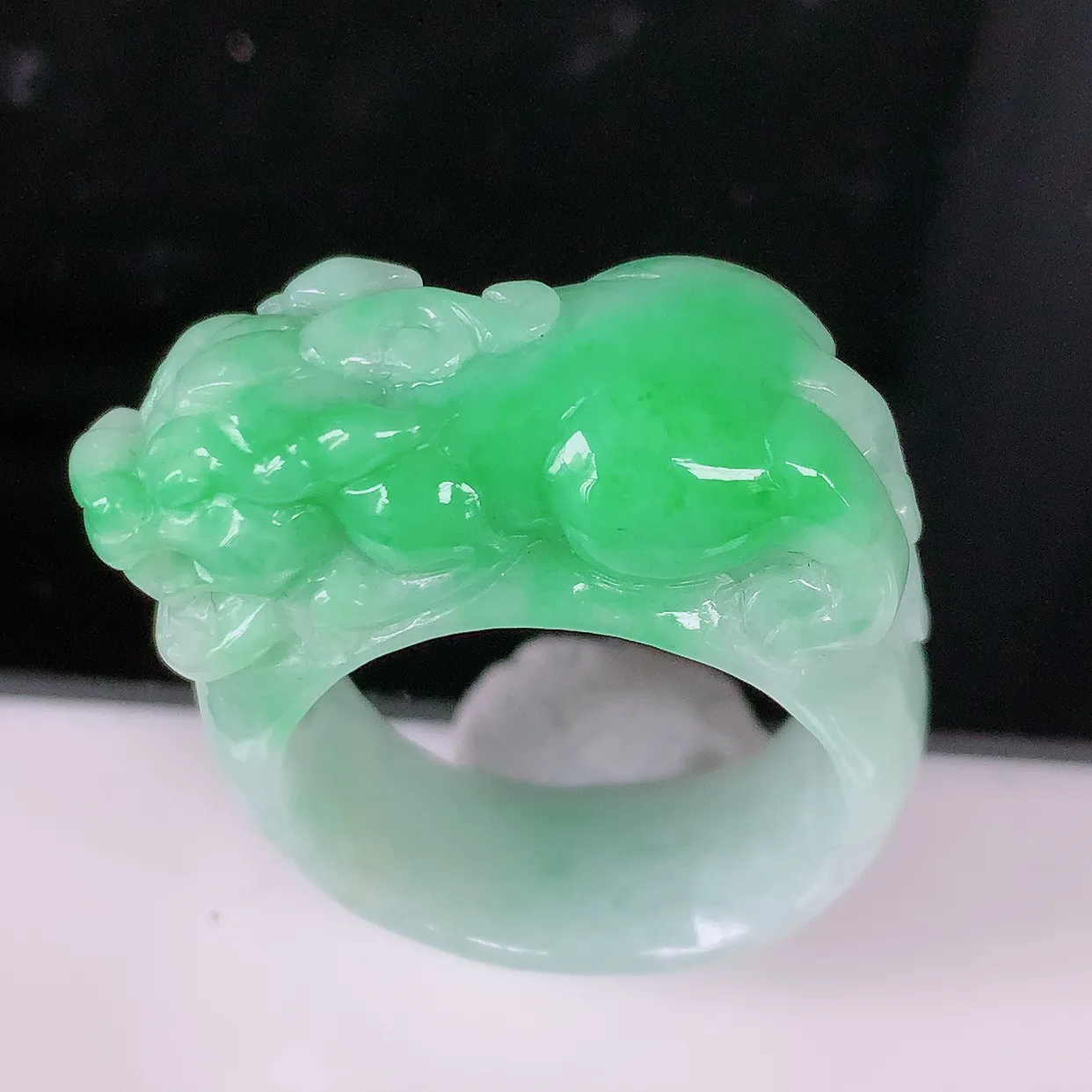 自然光实拍，飘绿翡翠貔貅扳指，20.2mm内径翡翠扳指，冰润指环，玉扳指，戒指，财源滚滚，玉质细腻起胶，24圈口，种水好！#1.22 尺寸33*20.2*12.5*9