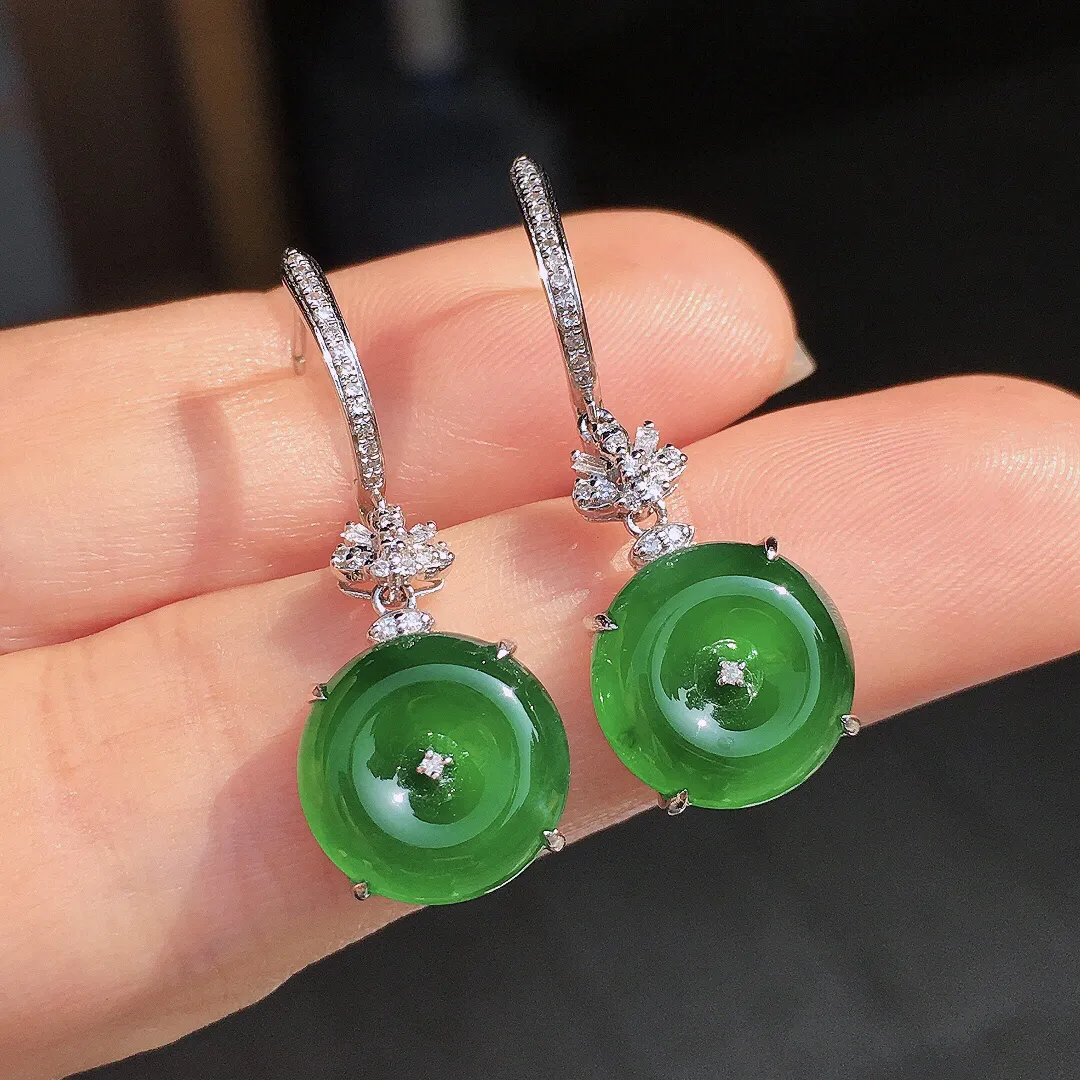 满绿平安扣耳坠，色泽均匀艳丽，玉质细腻，荧光感超
强，饱满圆润，尽显优雅气质，18k
金豪华镶嵌
