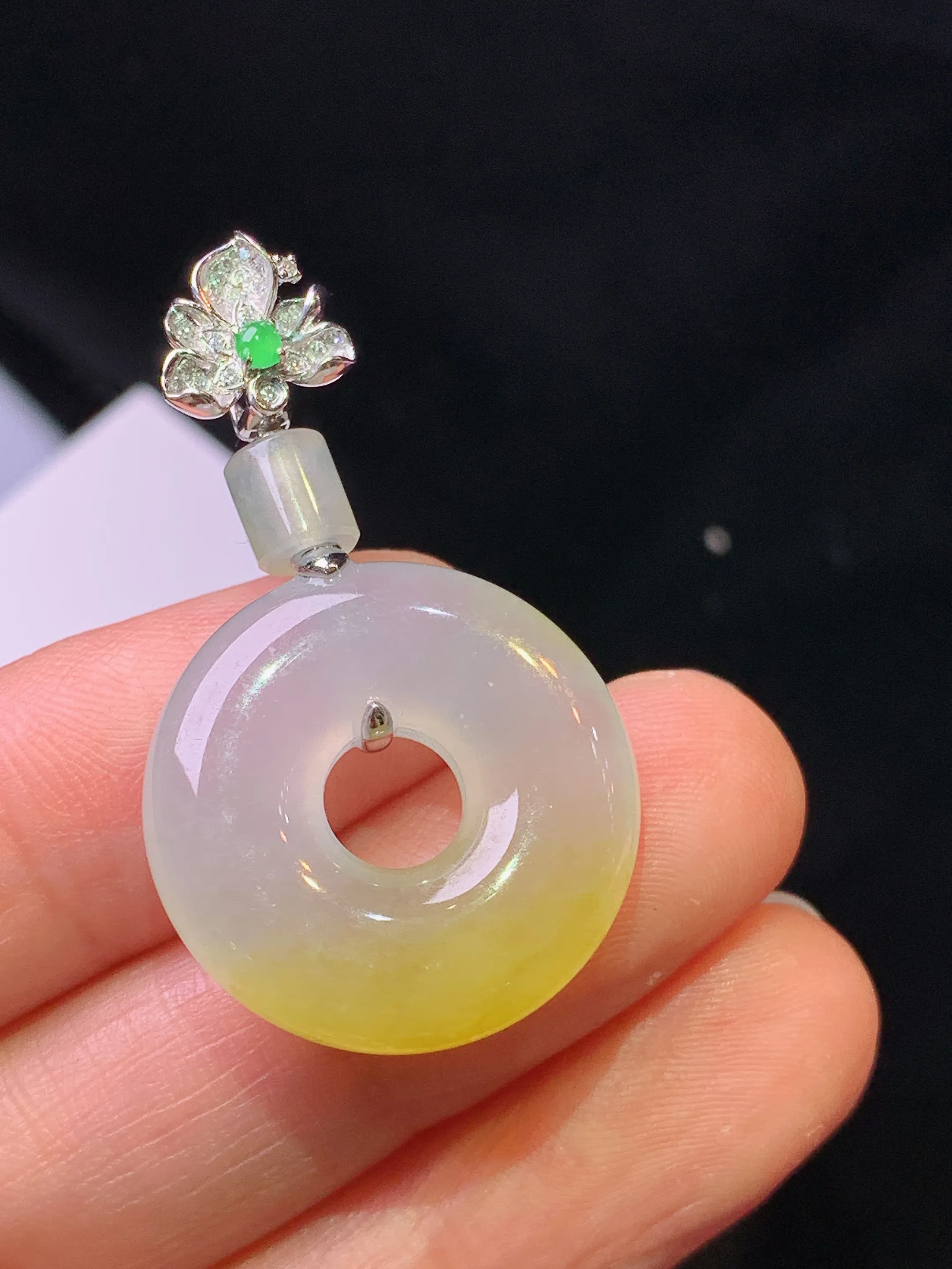 18k金钻镶嵌飘黄翡平安环吊坠 玉质细腻 色泽清新艳丽 整体尺寸37.2*21.5*5.8
