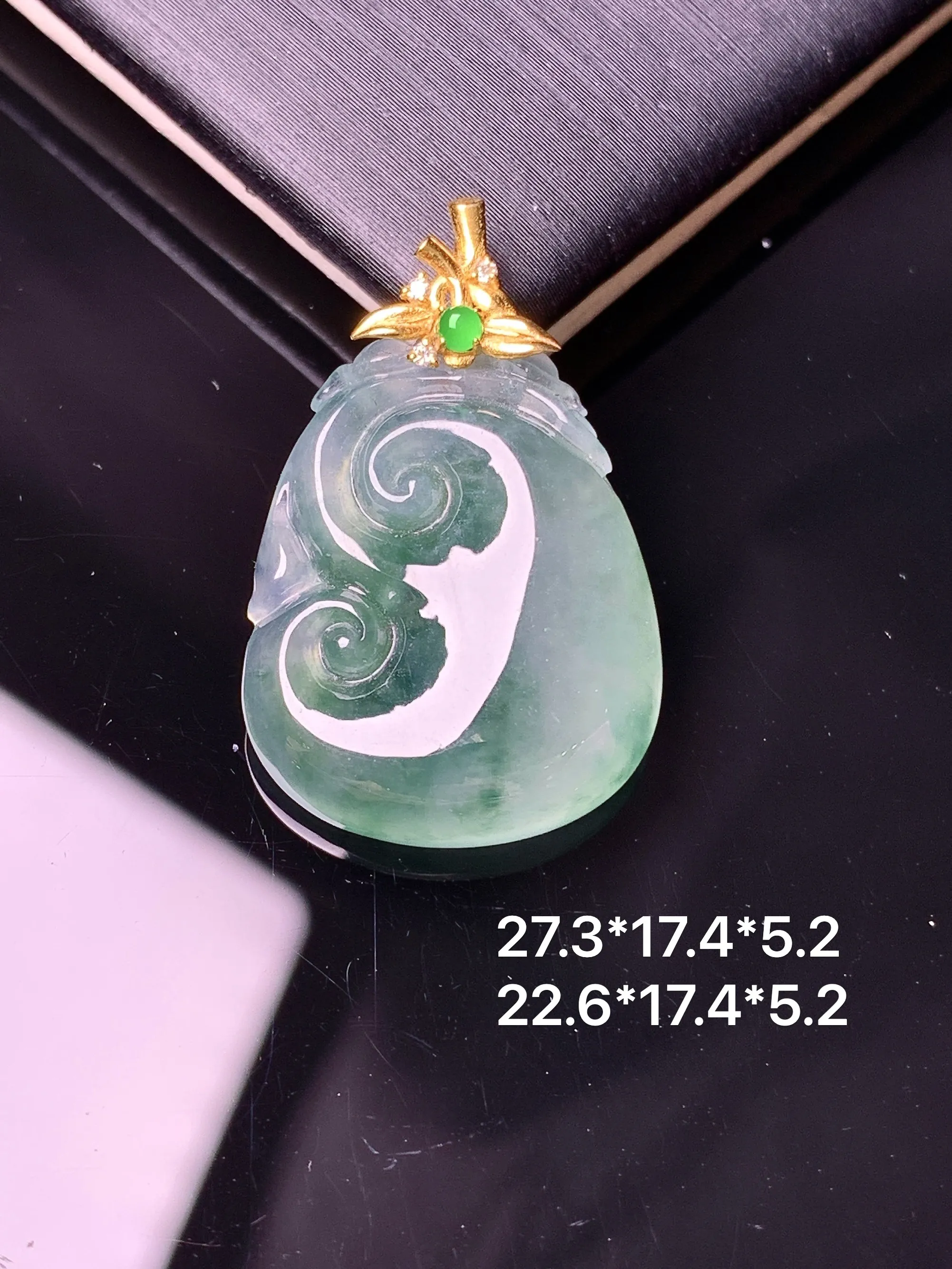 18k金镶嵌冰种如意吊坠 玉质细腻 色泽清新艳丽 整体尺寸27.3*17.4*5.2