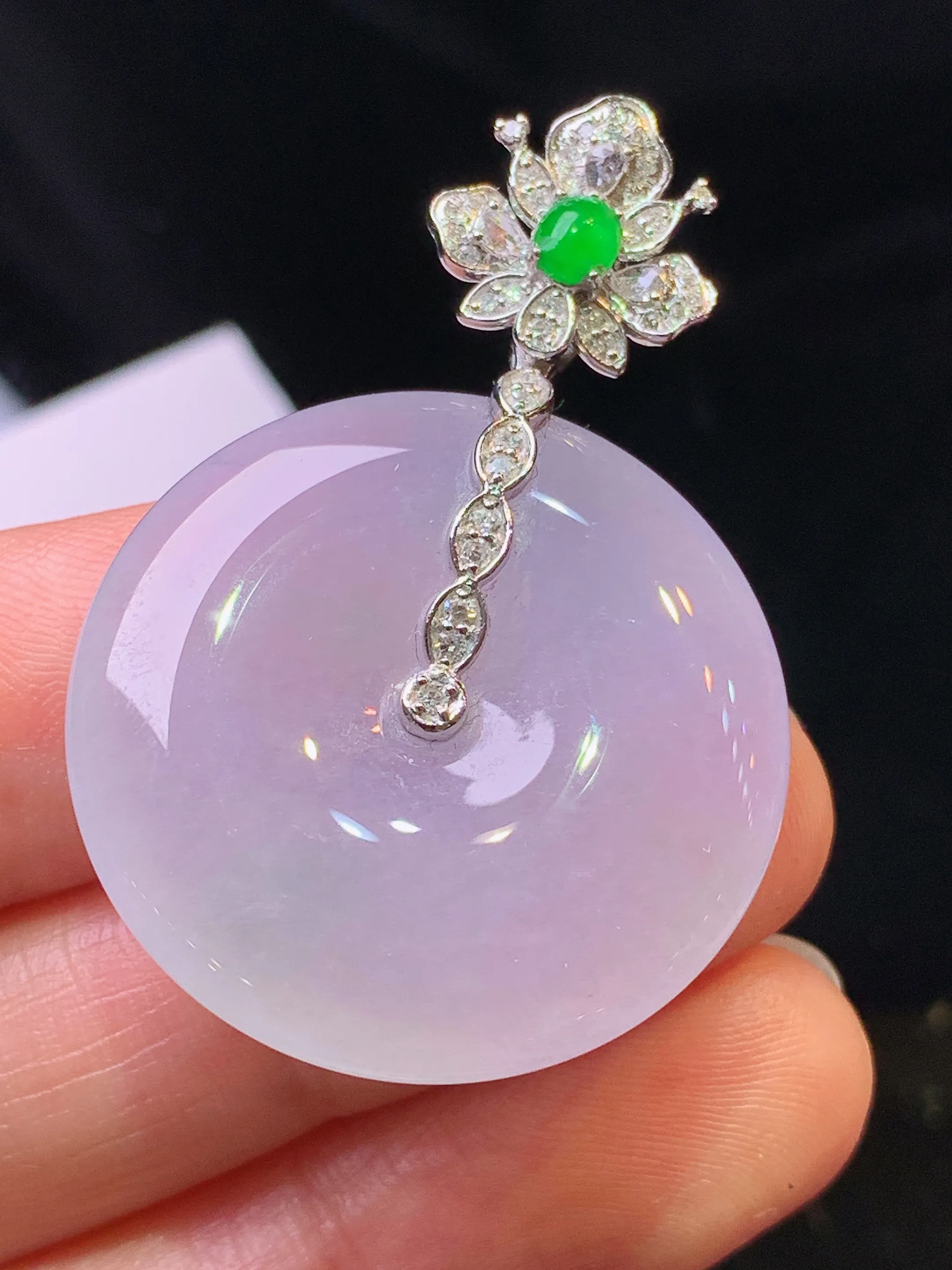 18k金钻镶嵌冰种淡紫罗兰平安扣吊坠 玉质细腻 色泽清新艳丽 整体尺寸40.3*27.5*5.8