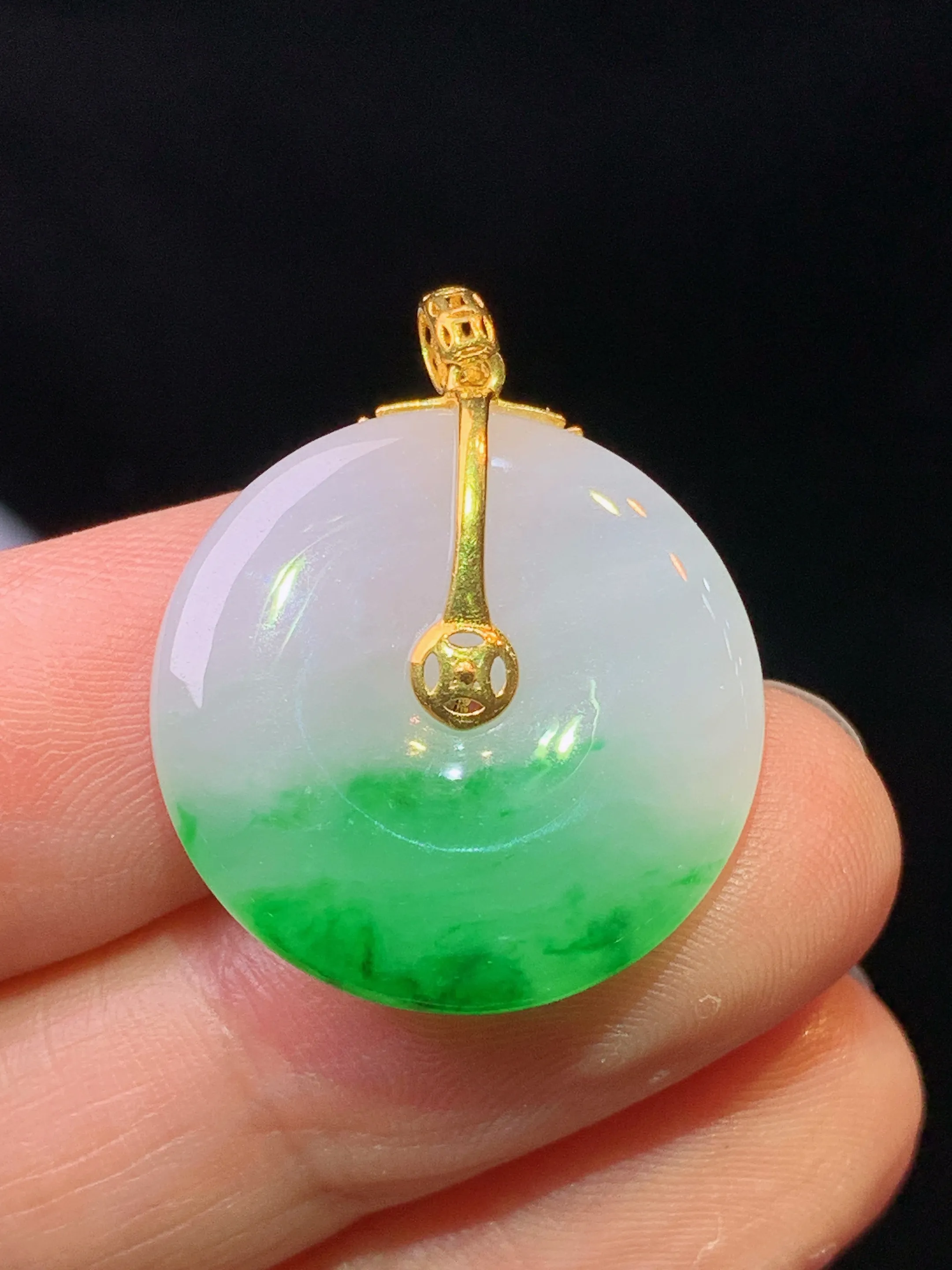 18k金镶嵌飘绿平安扣吊坠 玉质细腻 色泽清新艳丽 整体尺寸26.2*21.2*4.2
