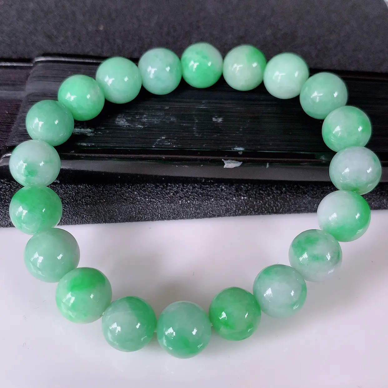 自然光实拍，冰润飘绿翡翠手串手链，种老水足，冰清玉润   颜色漂亮  #46.16取一尺寸9.5