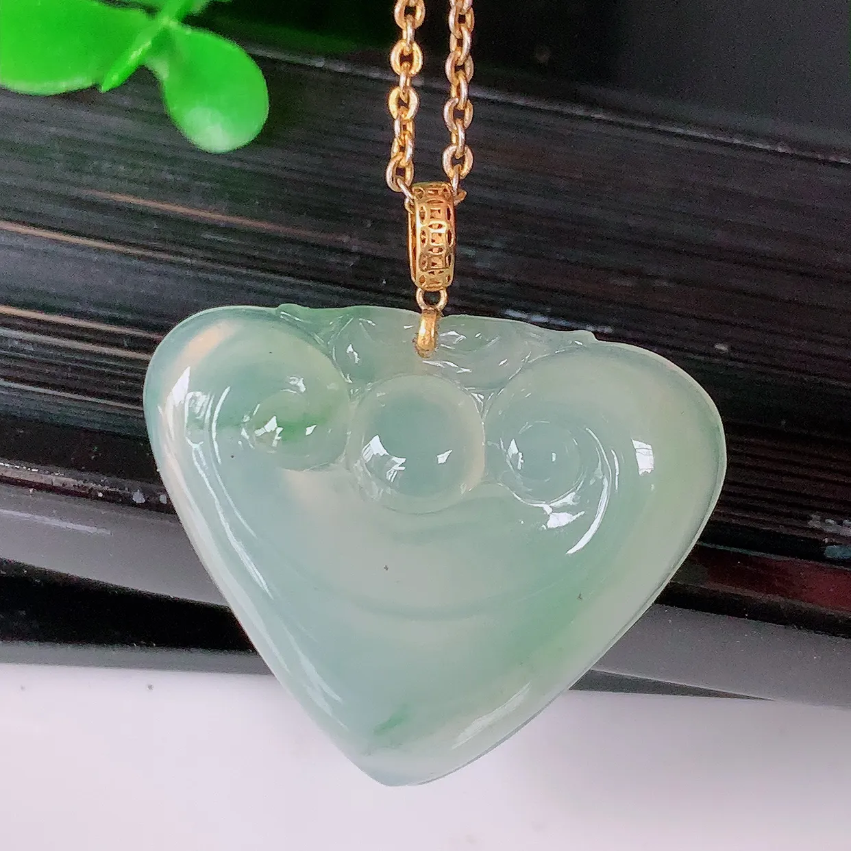 18k金镶嵌冰种飘花翡翠爱心如意吊坠，款式新颖，佩戴效果时尚出众， 尽显气质，水润精细，美感十足。#