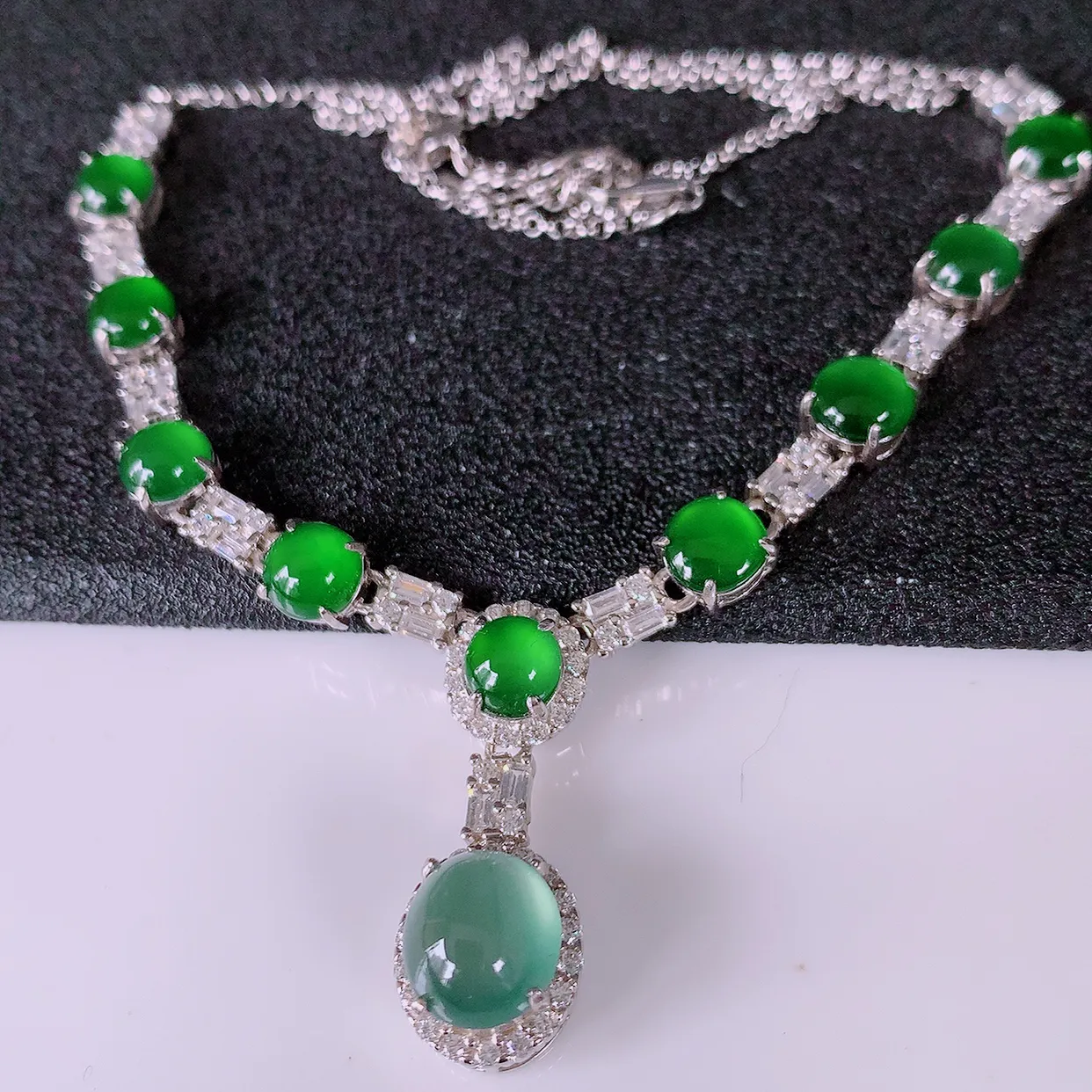 冰透满绿翡翠925银镶嵌项链，自然光实拍，翠色灵动，颜色漂亮，种老水足，品相佳，佩戴佳品！#97.16取一整体11.5-10-8.8 裸石8.8*8mm