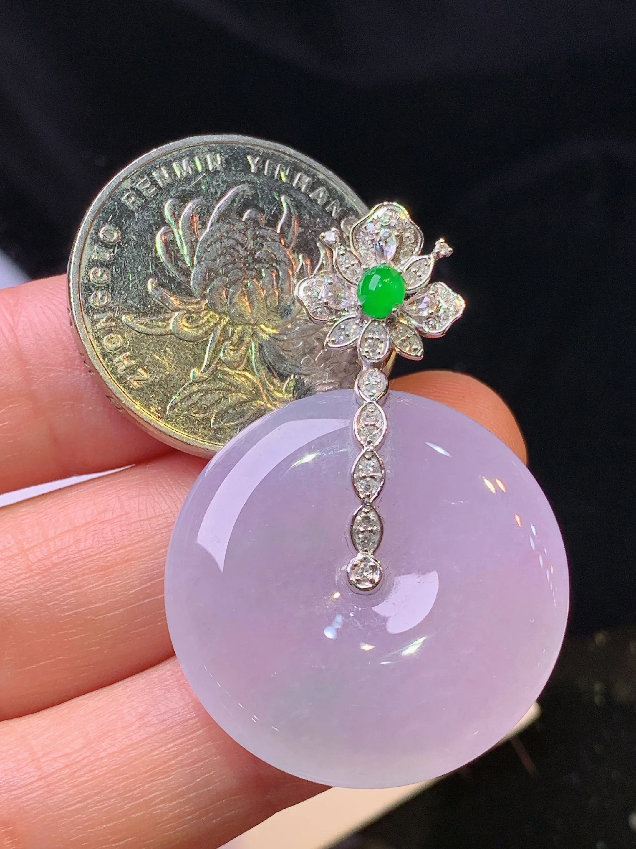 18k金钻镶嵌冰种淡紫罗兰平安扣吊坠 玉质细腻 色泽清新艳丽 整体尺寸40.3*27.5*5.8